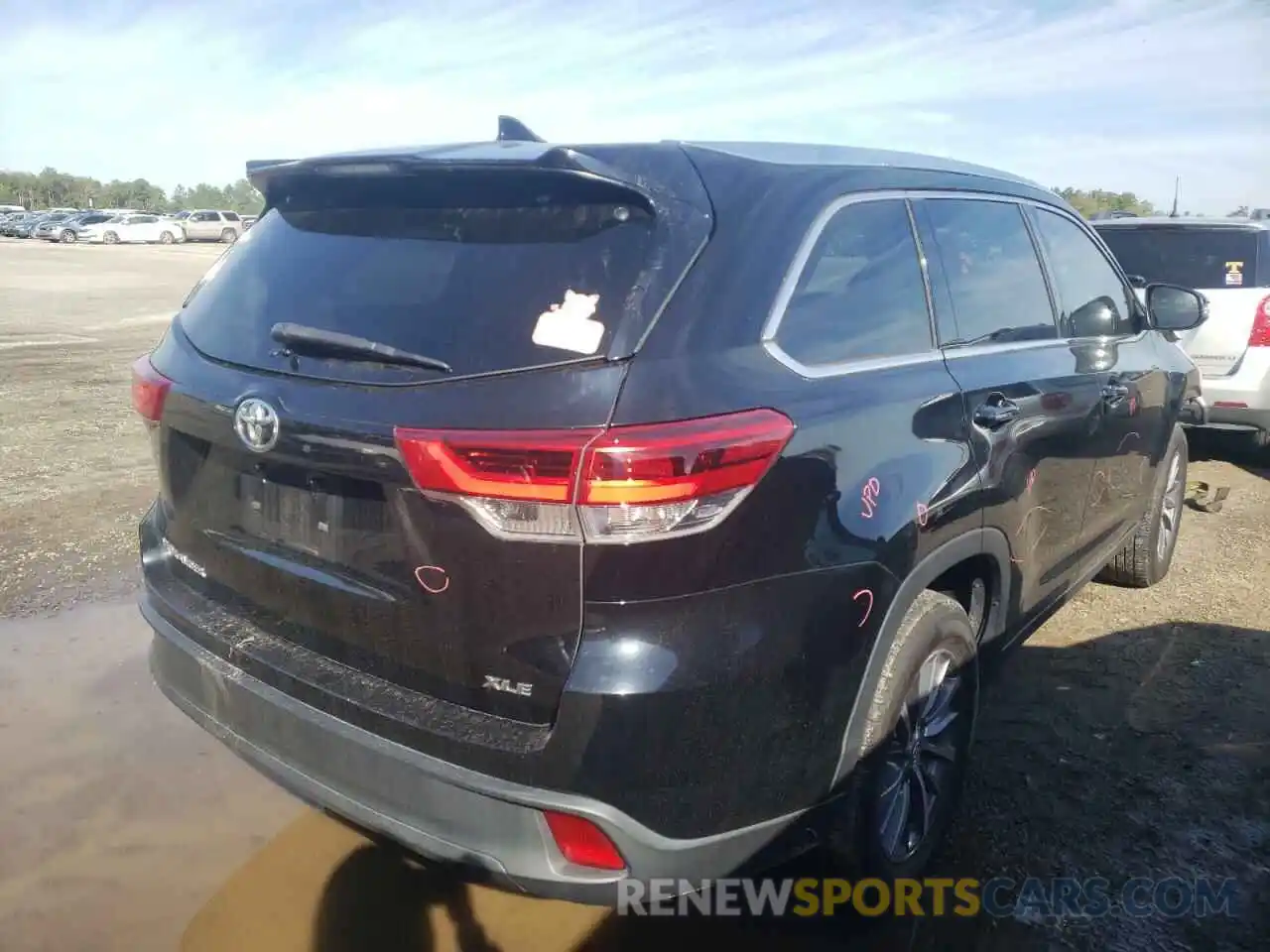 4 Photograph of a damaged car 5TDKZRFH5KS556241 TOYOTA HIGHLANDER 2019