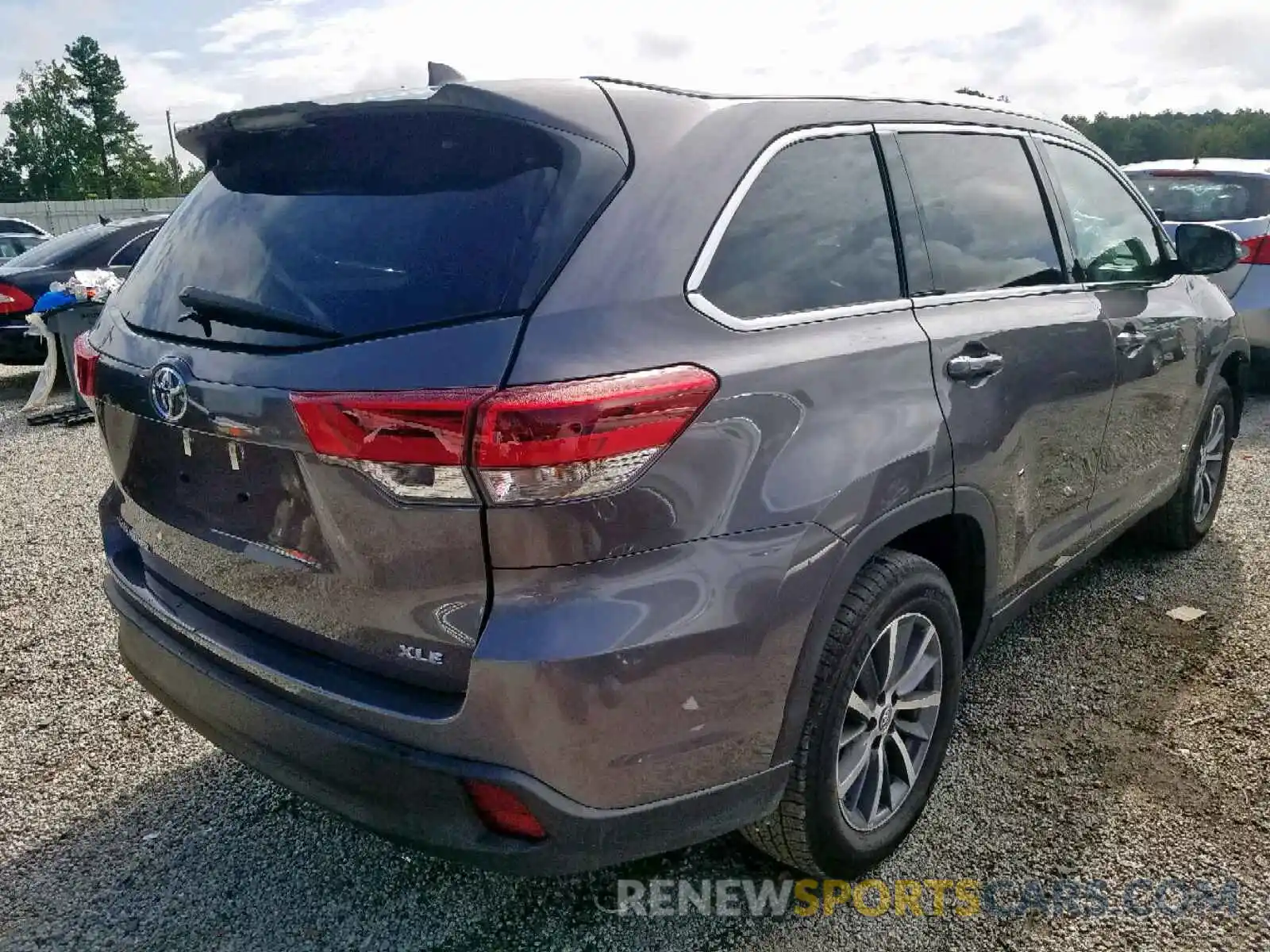 4 Photograph of a damaged car 5TDKZRFH5KS556269 TOYOTA HIGHLANDER 2019