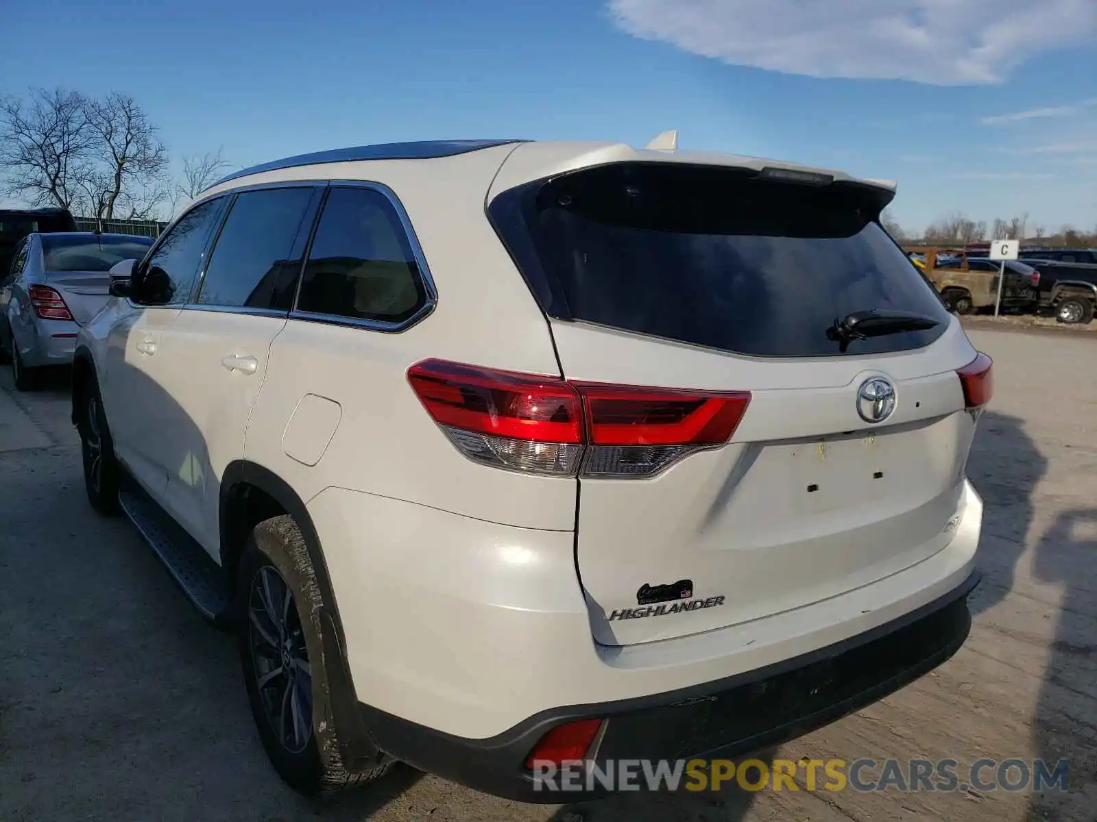 3 Photograph of a damaged car 5TDKZRFH5KS557311 TOYOTA HIGHLANDER 2019