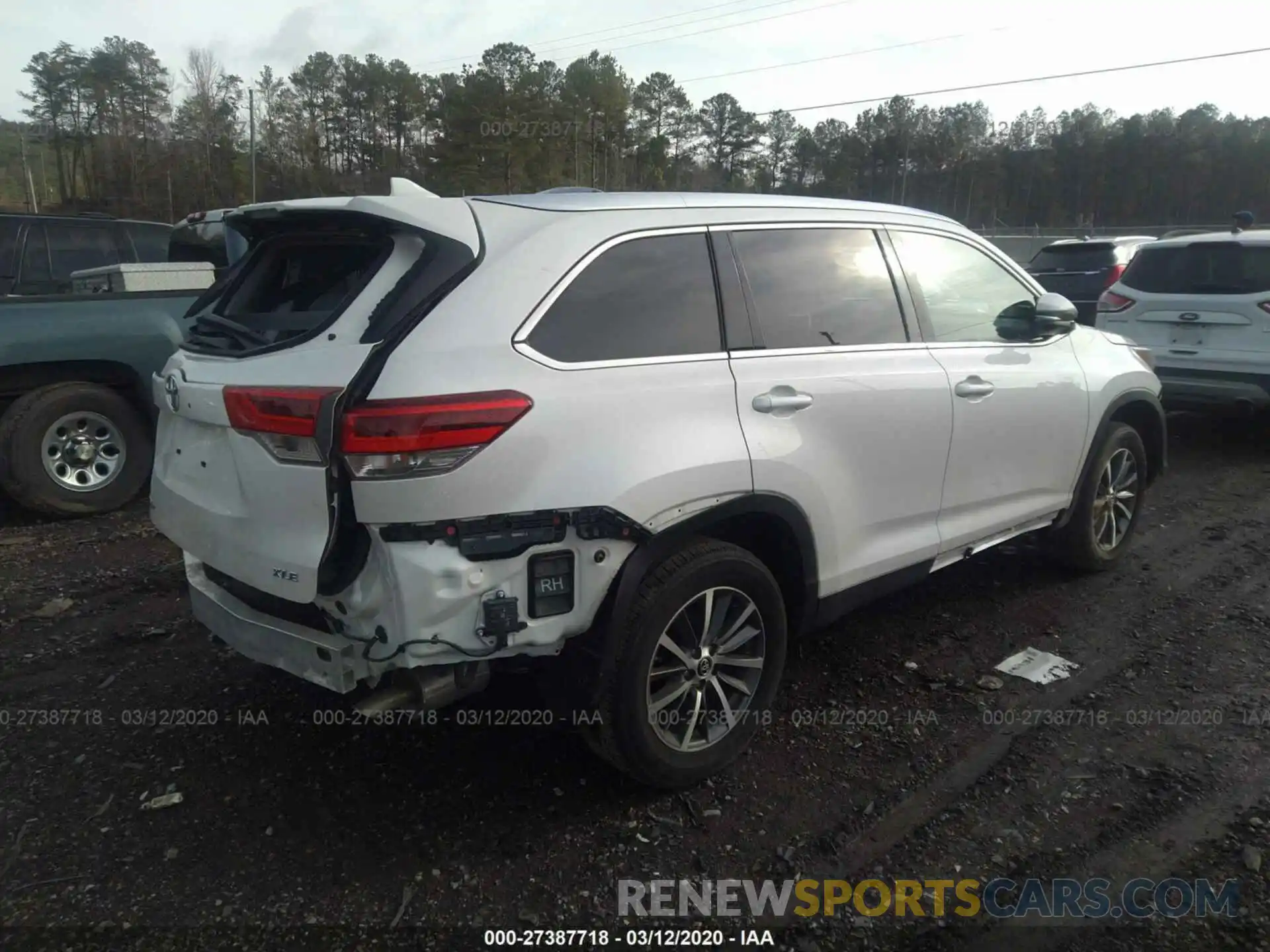 4 Photograph of a damaged car 5TDKZRFH5KS557857 TOYOTA HIGHLANDER 2019