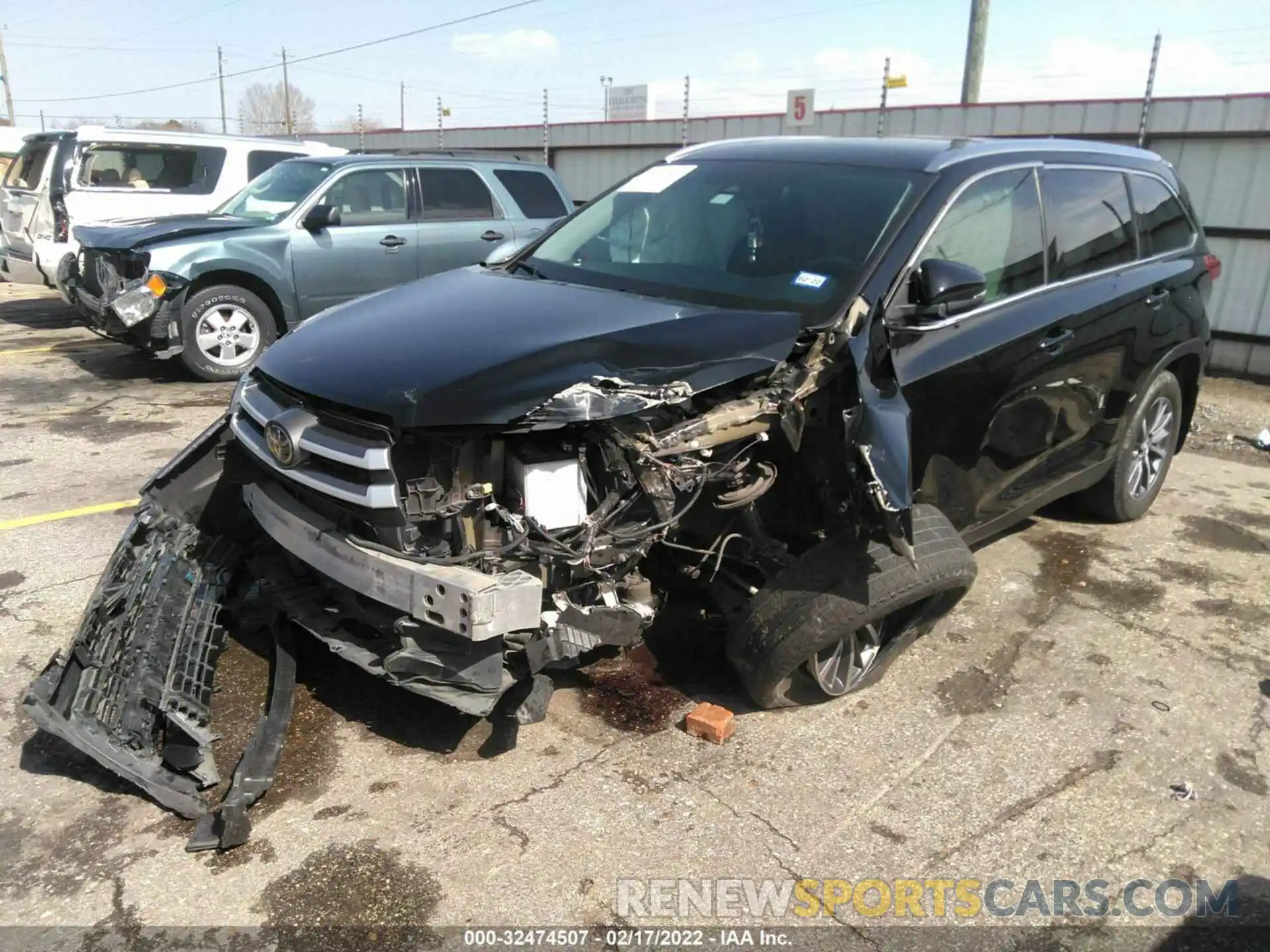 2 Photograph of a damaged car 5TDKZRFH5KS559477 TOYOTA HIGHLANDER 2019