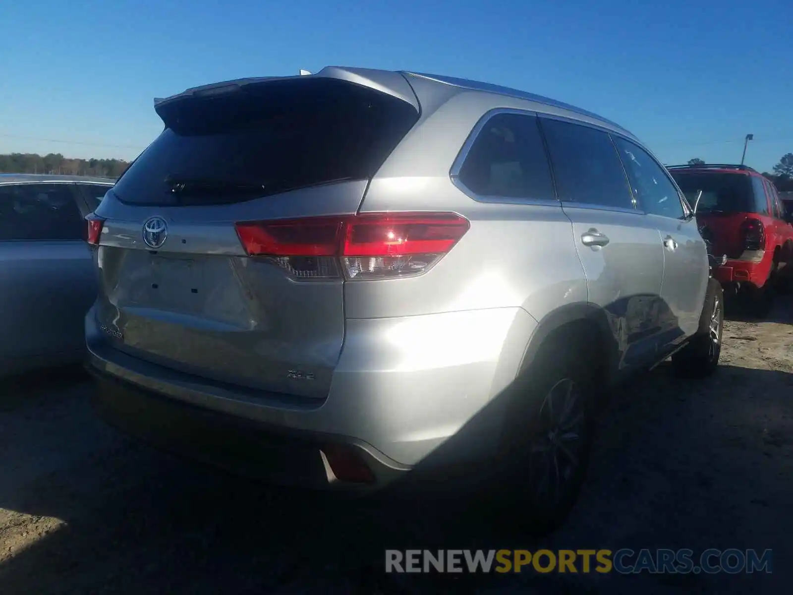 4 Photograph of a damaged car 5TDKZRFH5KS559737 TOYOTA HIGHLANDER 2019