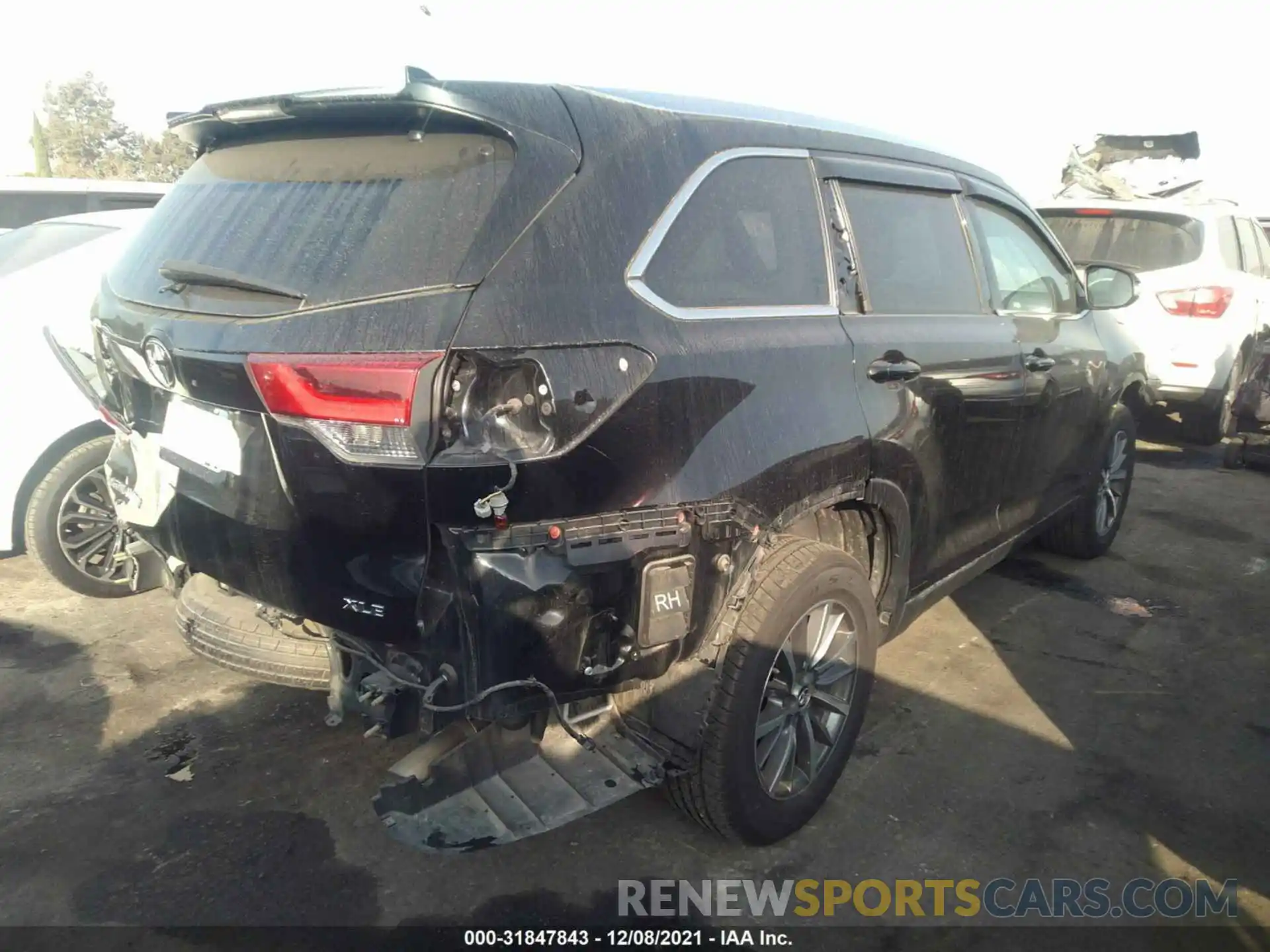 4 Photograph of a damaged car 5TDKZRFH5KS560306 TOYOTA HIGHLANDER 2019