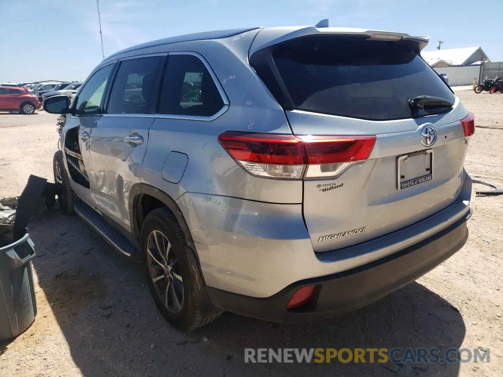 3 Photograph of a damaged car 5TDKZRFH5KS561665 TOYOTA HIGHLANDER 2019