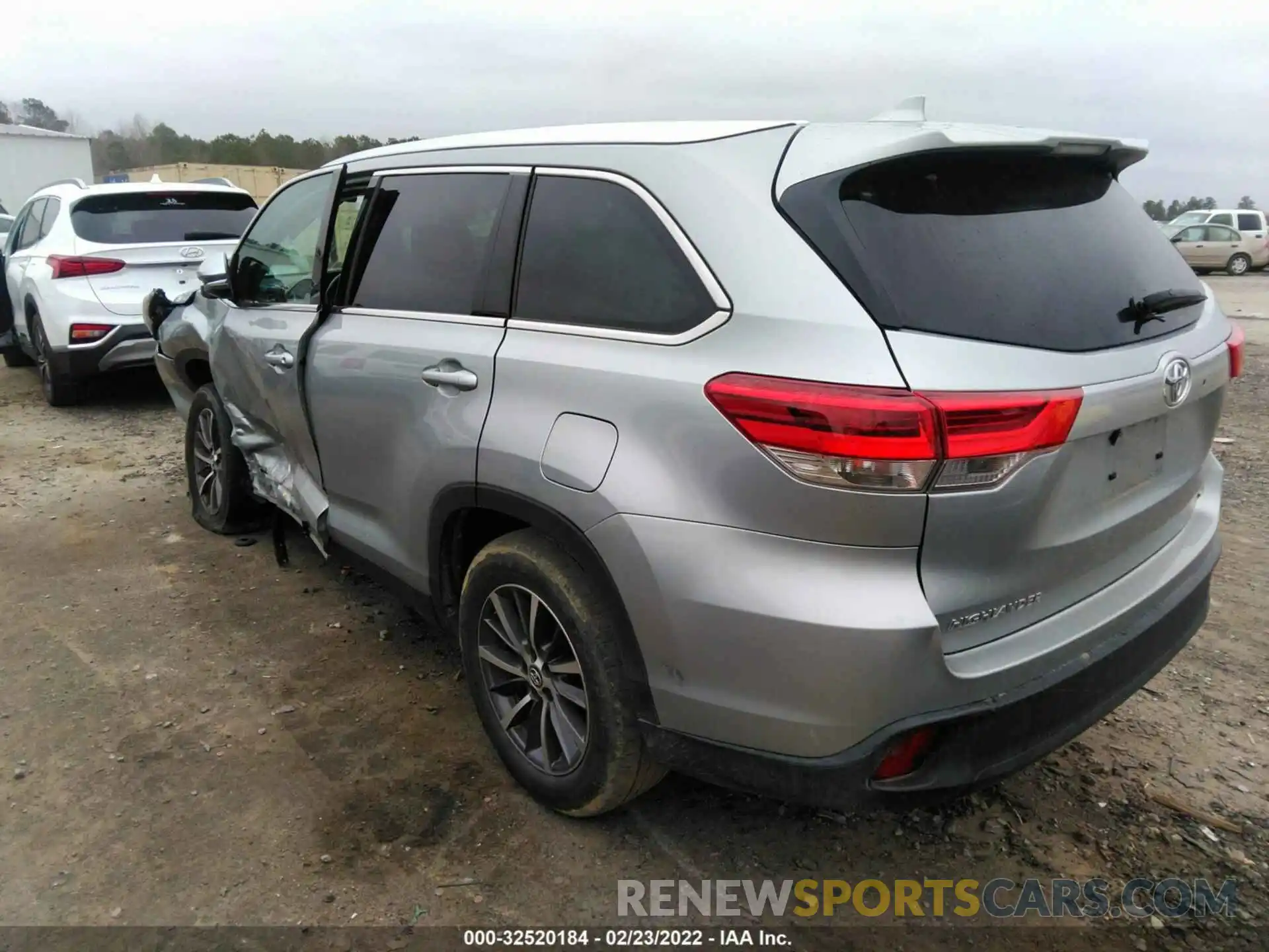 3 Photograph of a damaged car 5TDKZRFH5KS567045 TOYOTA HIGHLANDER 2019