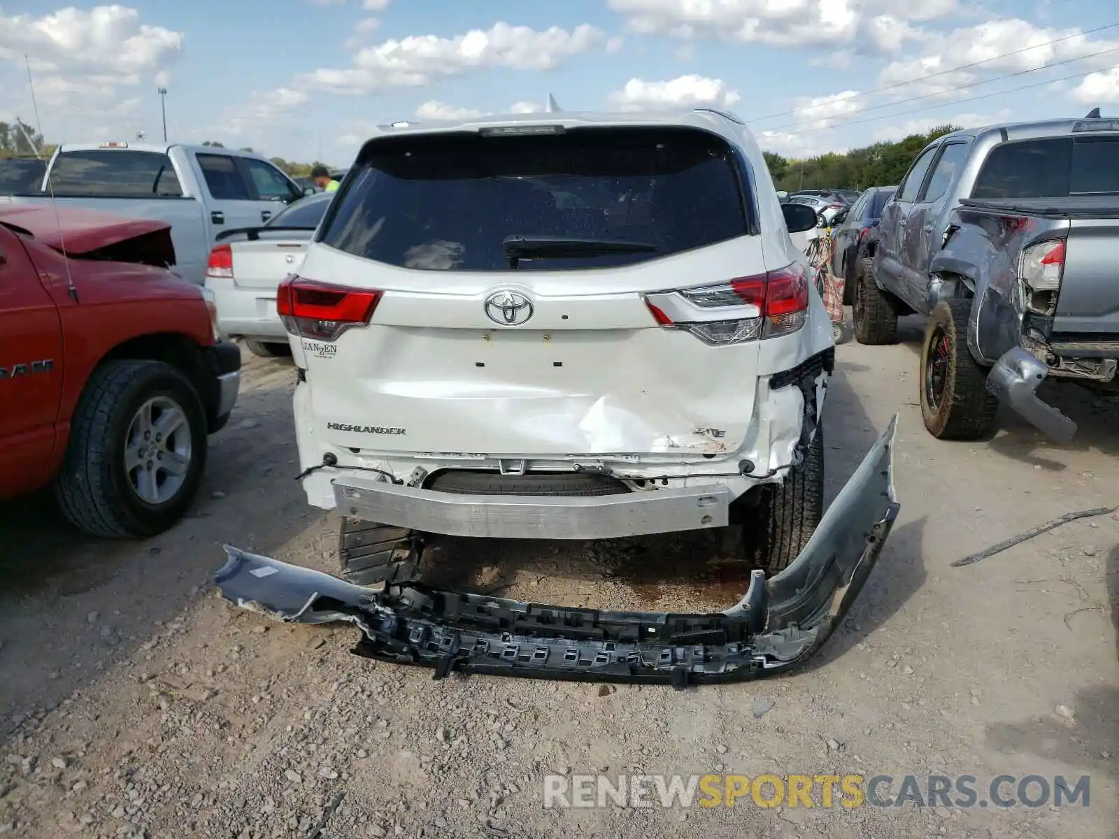 9 Photograph of a damaged car 5TDKZRFH5KS571791 TOYOTA HIGHLANDER 2019