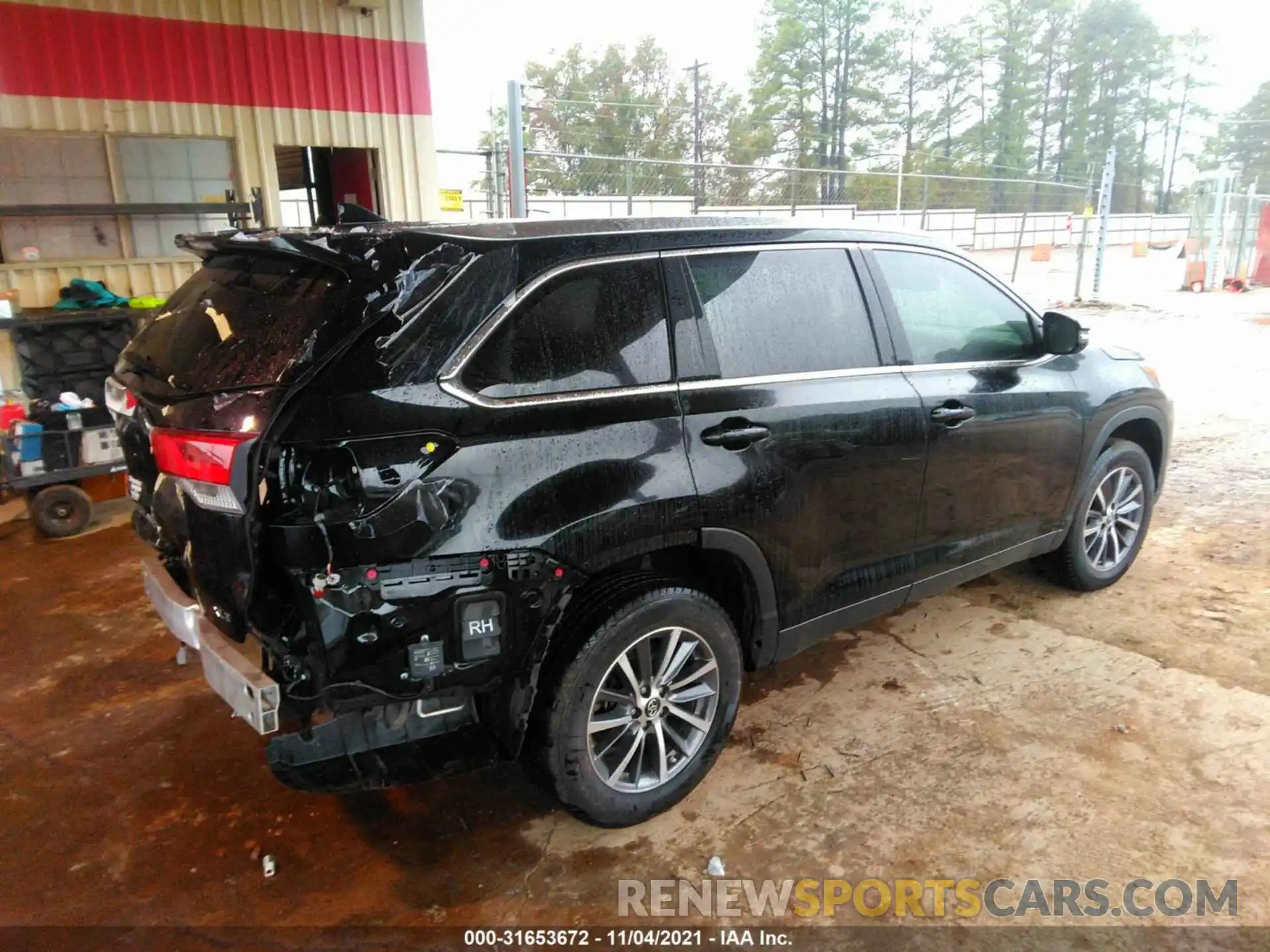 4 Photograph of a damaged car 5TDKZRFH5KS572942 TOYOTA HIGHLANDER 2019