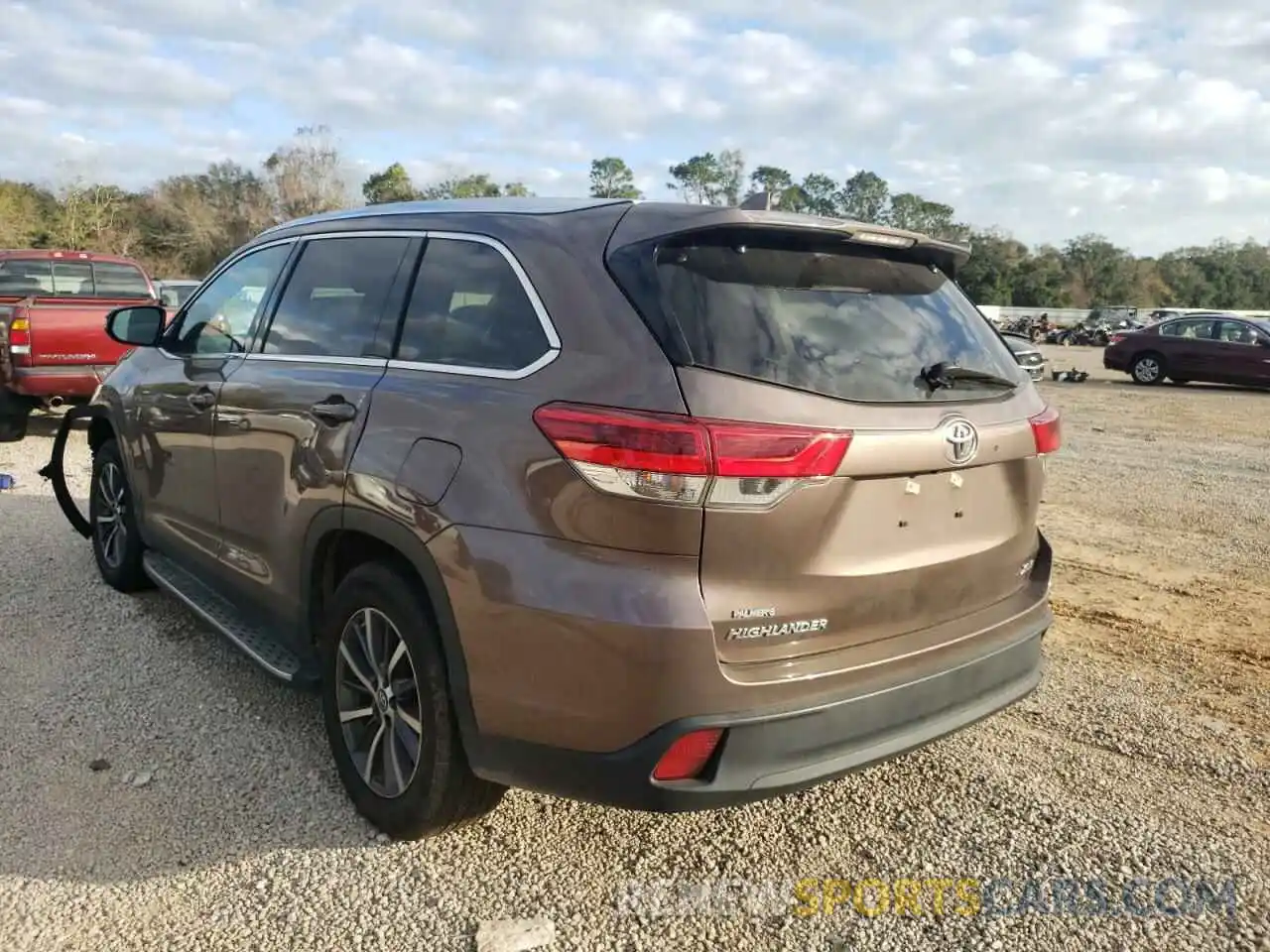 3 Photograph of a damaged car 5TDKZRFH6KS294908 TOYOTA HIGHLANDER 2019