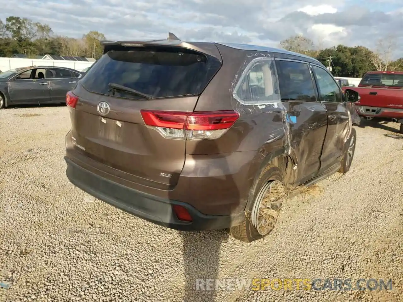 4 Photograph of a damaged car 5TDKZRFH6KS294908 TOYOTA HIGHLANDER 2019