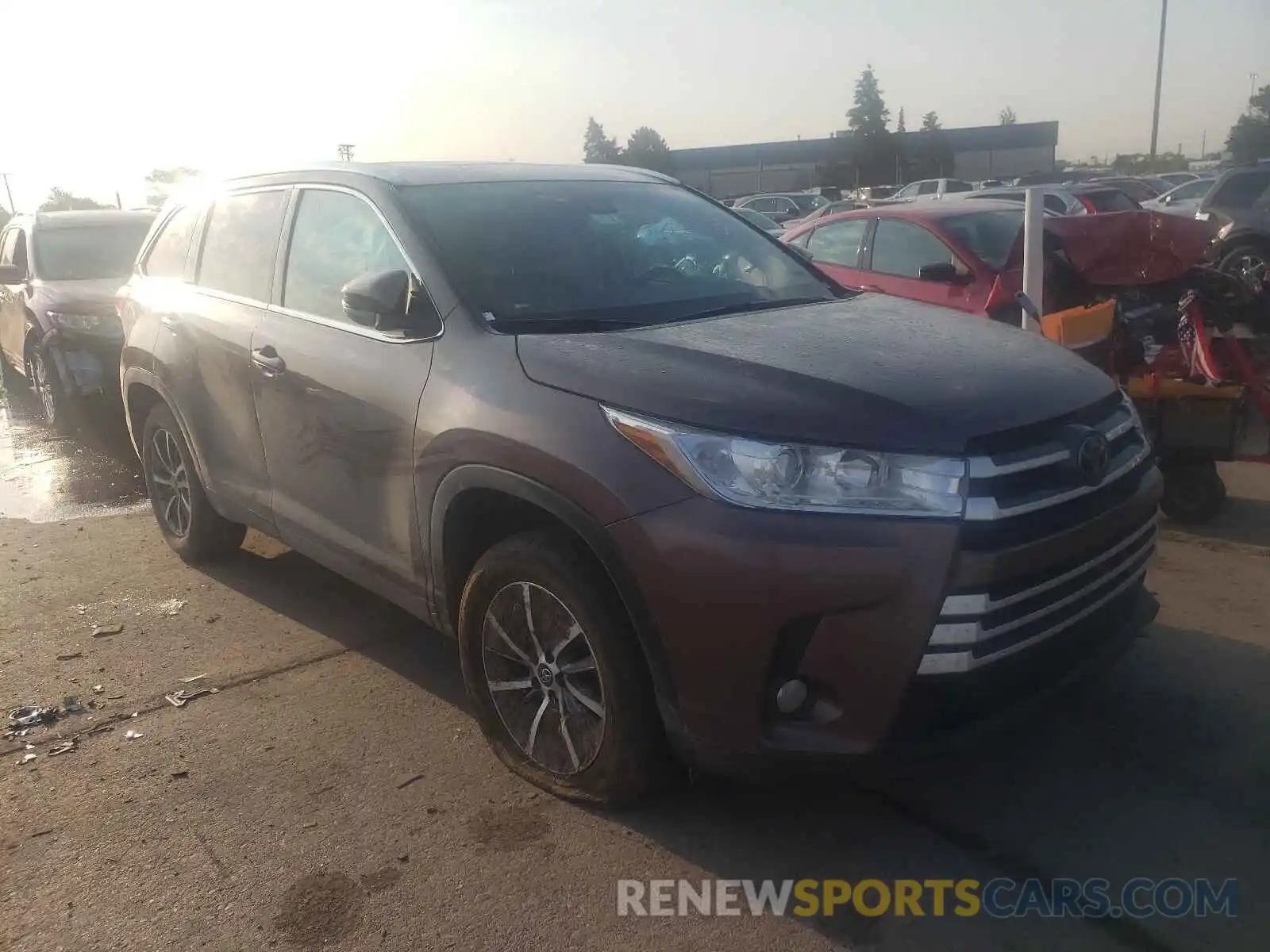 1 Photograph of a damaged car 5TDKZRFH6KS303719 TOYOTA HIGHLANDER 2019