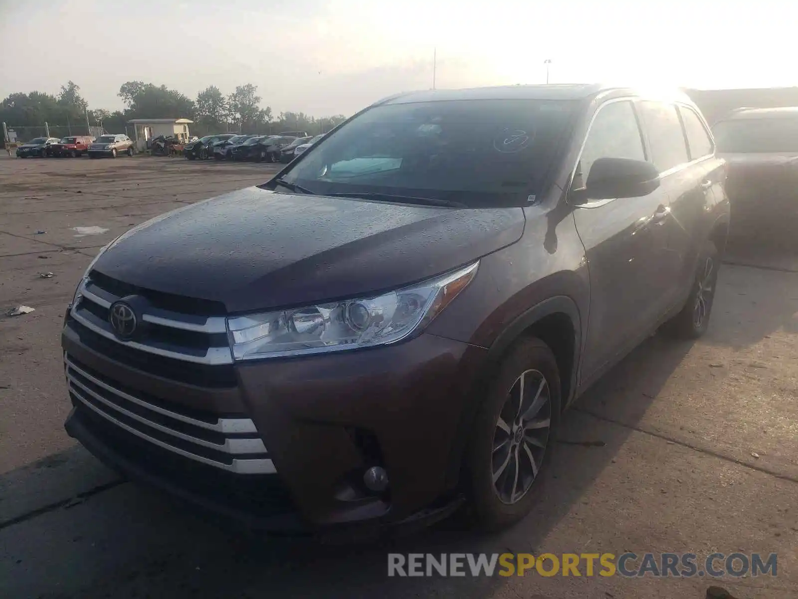 2 Photograph of a damaged car 5TDKZRFH6KS303719 TOYOTA HIGHLANDER 2019