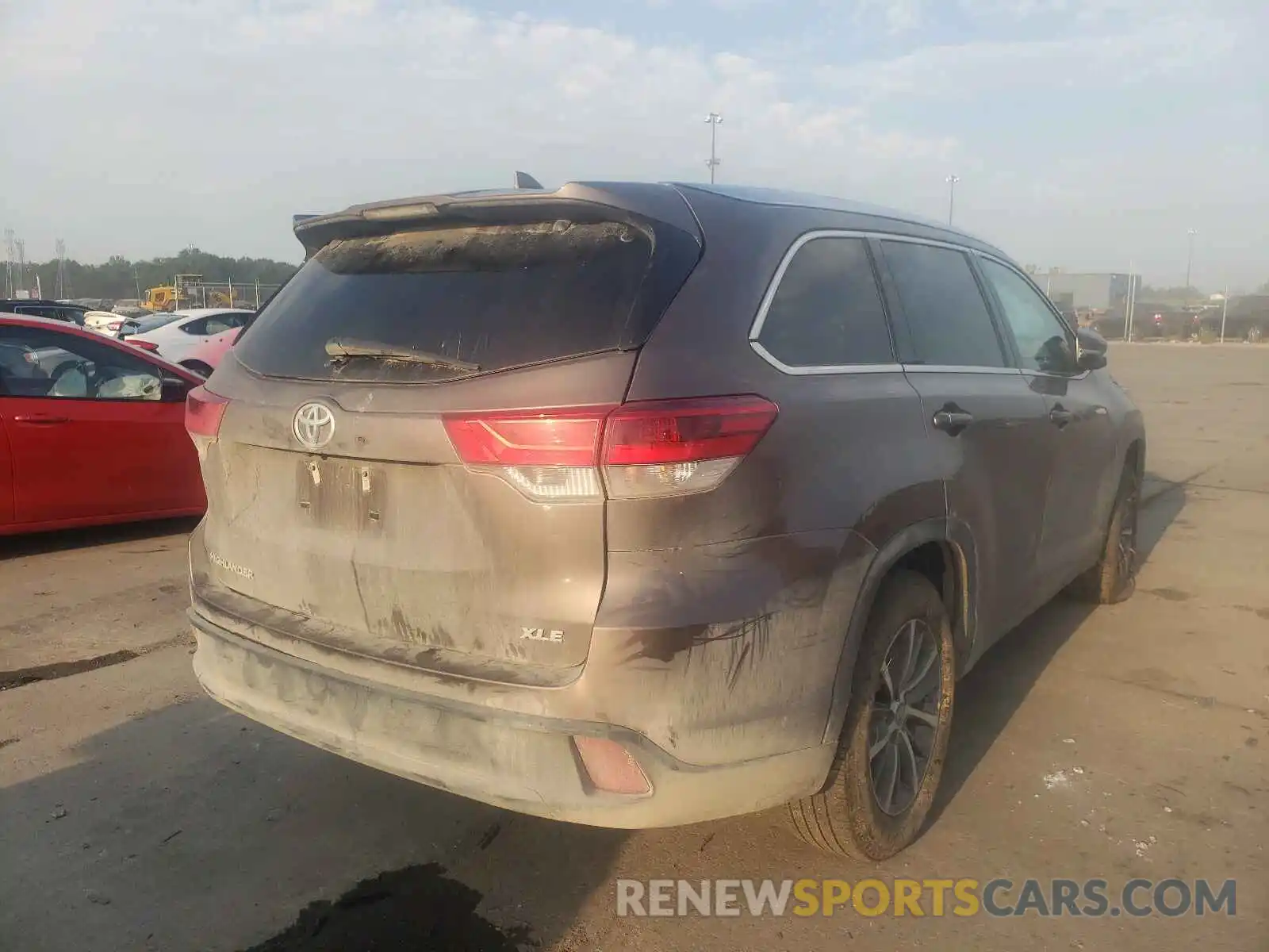 4 Photograph of a damaged car 5TDKZRFH6KS303719 TOYOTA HIGHLANDER 2019