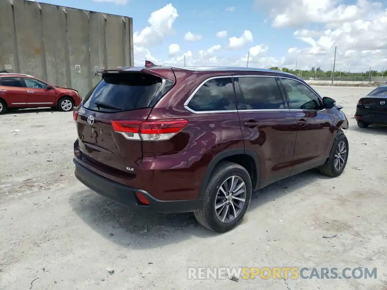 4 Photograph of a damaged car 5TDKZRFH6KS336543 TOYOTA HIGHLANDER 2019