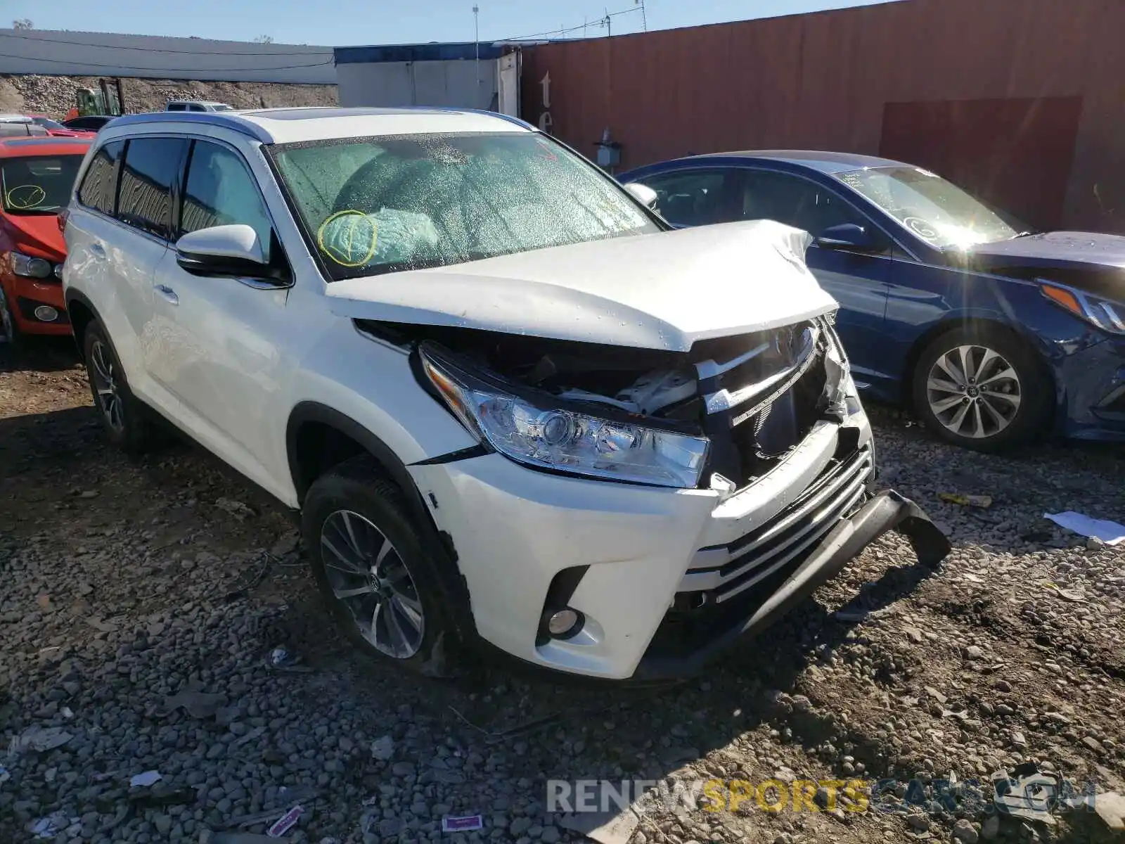 1 Photograph of a damaged car 5TDKZRFH6KS339779 TOYOTA HIGHLANDER 2019