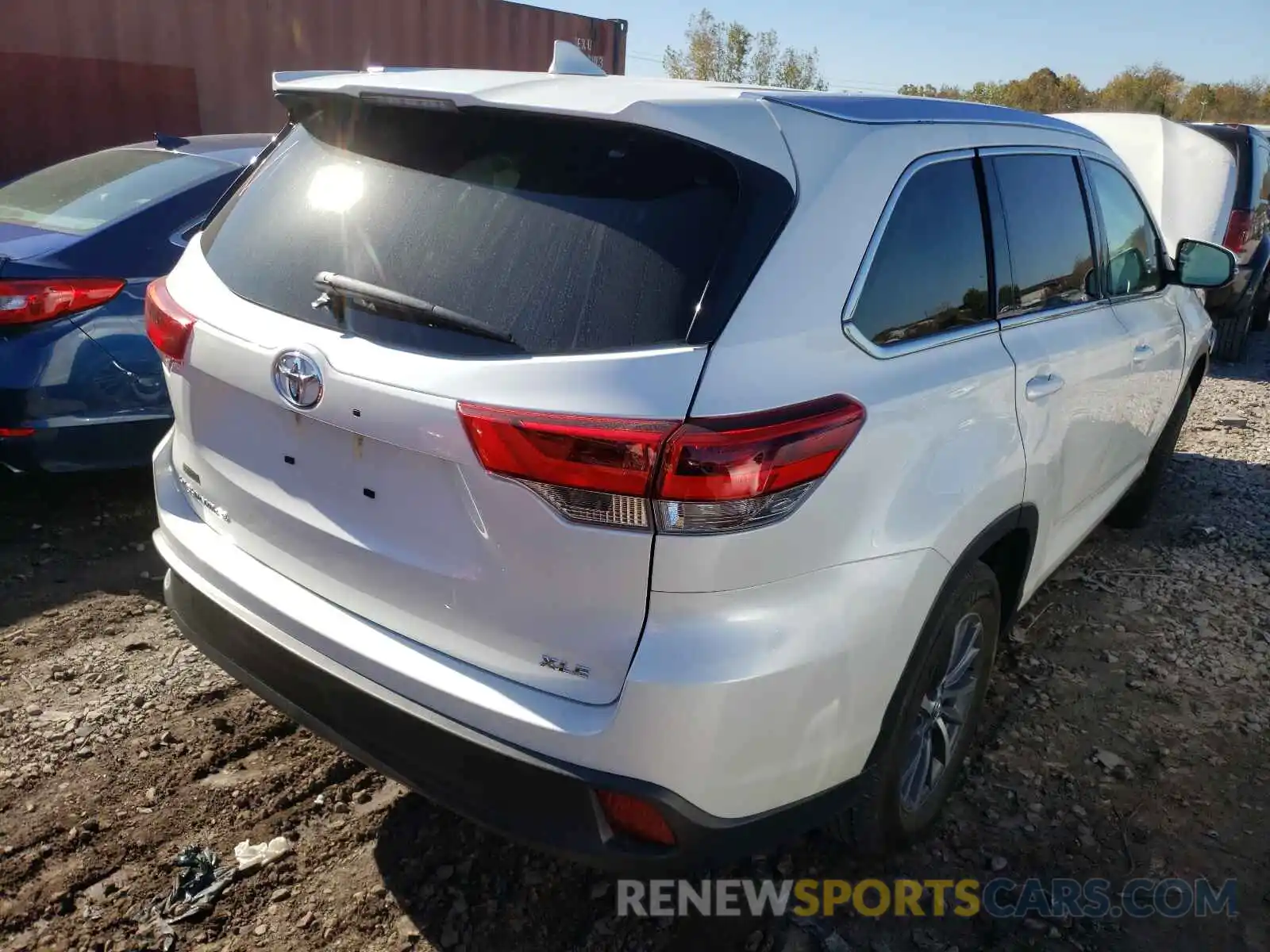 4 Photograph of a damaged car 5TDKZRFH6KS339779 TOYOTA HIGHLANDER 2019