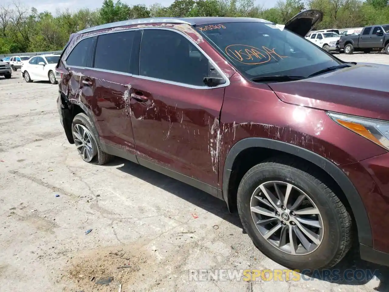 10 Photograph of a damaged car 5TDKZRFH6KS365508 TOYOTA HIGHLANDER 2019