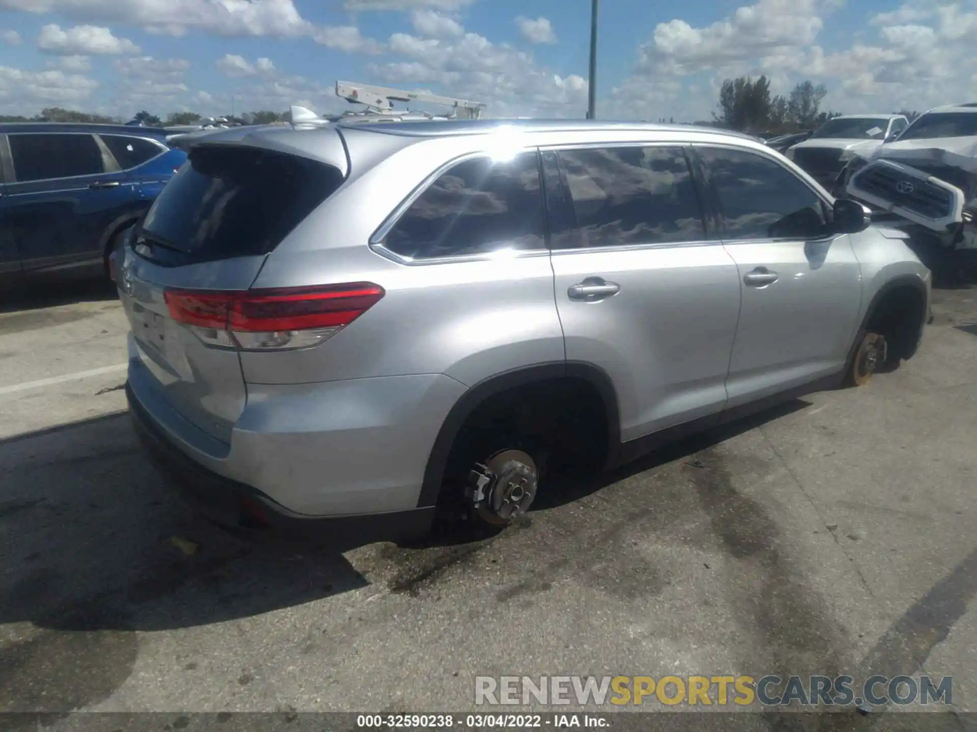 4 Photograph of a damaged car 5TDKZRFH6KS370370 TOYOTA HIGHLANDER 2019