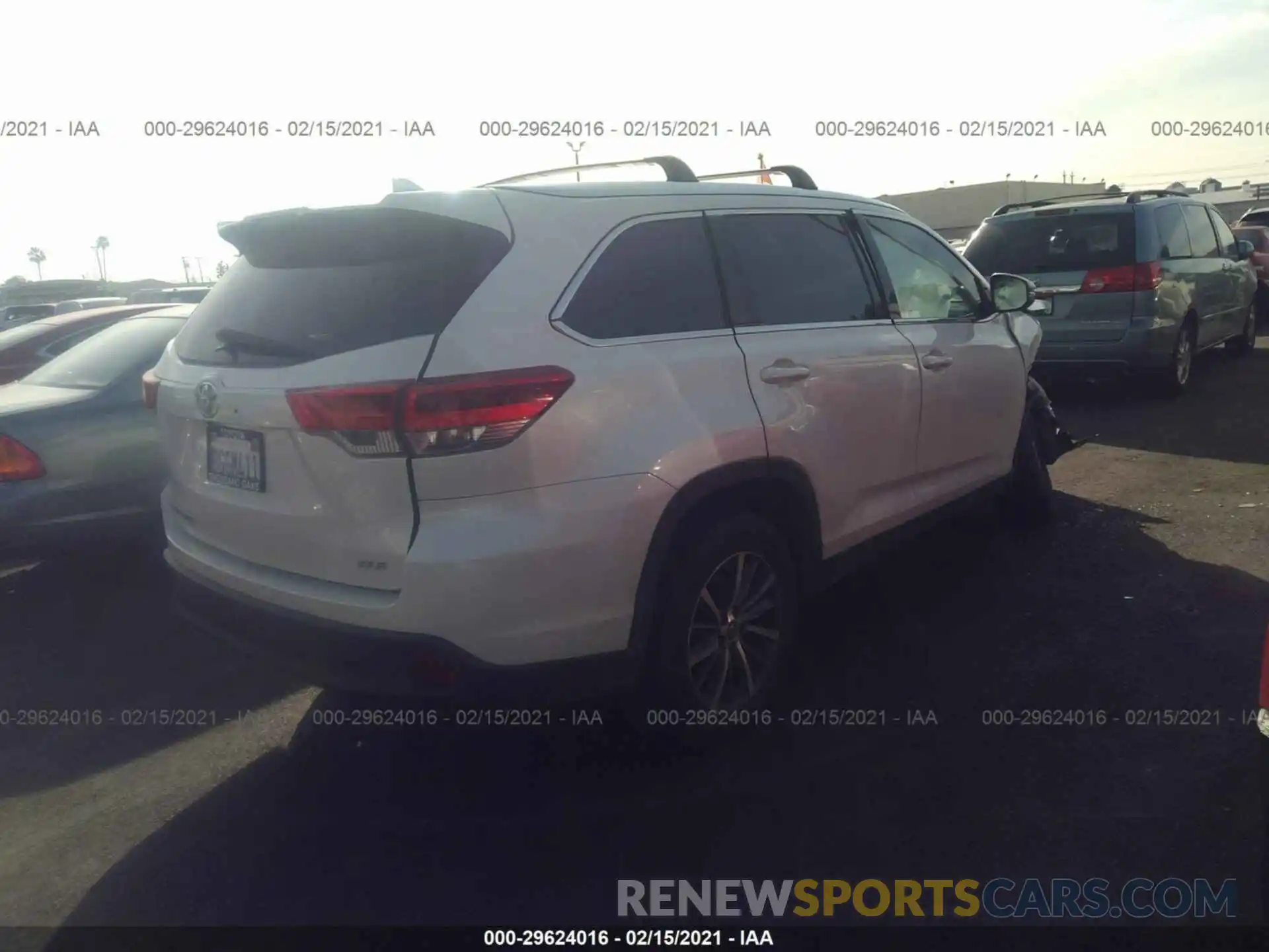 4 Photograph of a damaged car 5TDKZRFH6KS550545 TOYOTA HIGHLANDER 2019