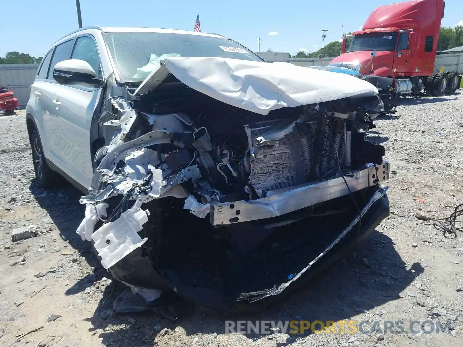 1 Photograph of a damaged car 5TDKZRFH6KS551789 TOYOTA HIGHLANDER 2019