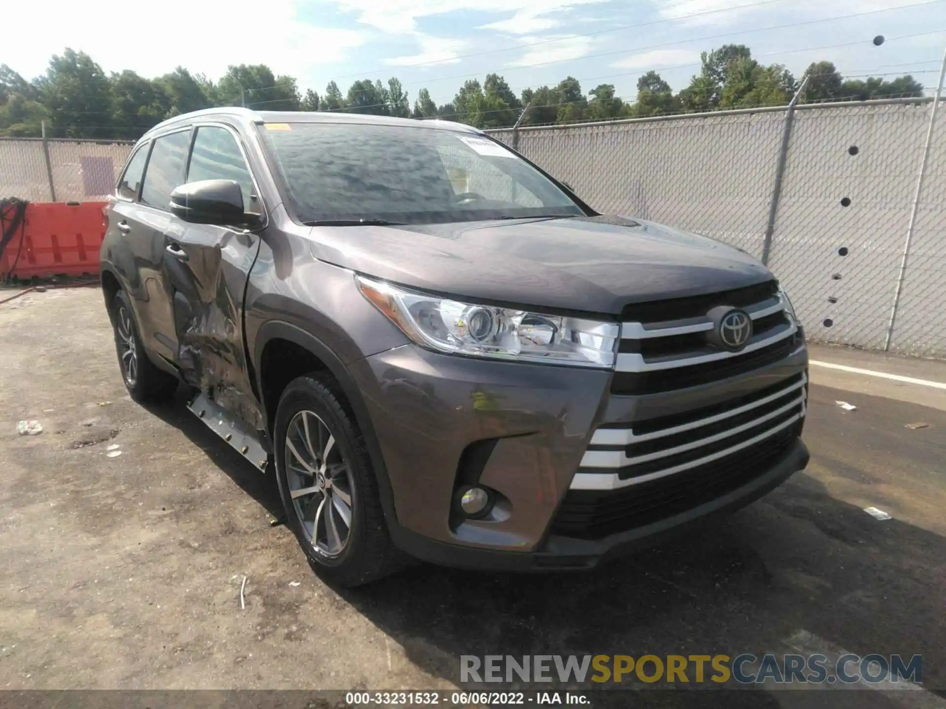 1 Photograph of a damaged car 5TDKZRFH6KS552098 TOYOTA HIGHLANDER 2019