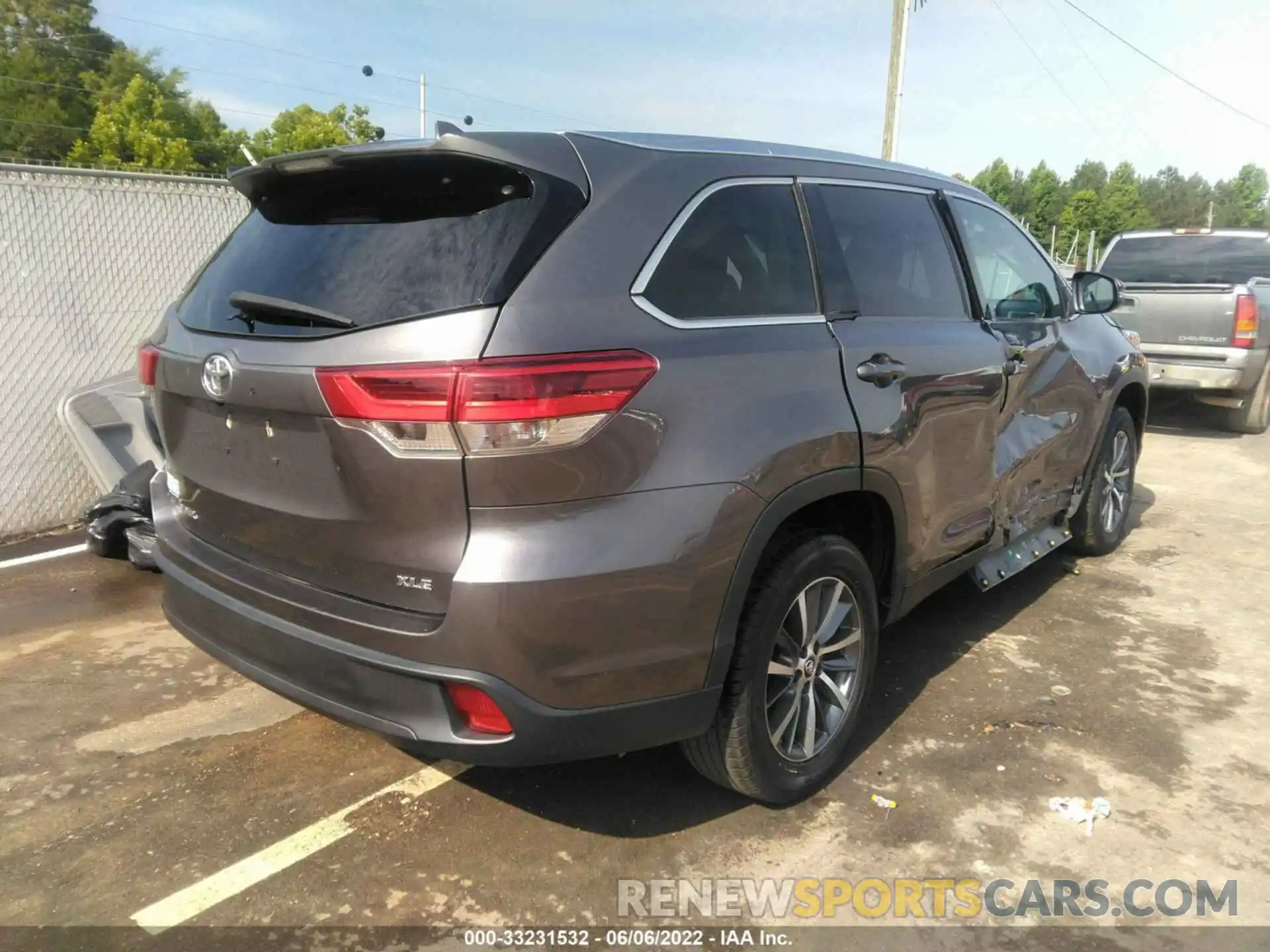 4 Photograph of a damaged car 5TDKZRFH6KS552098 TOYOTA HIGHLANDER 2019