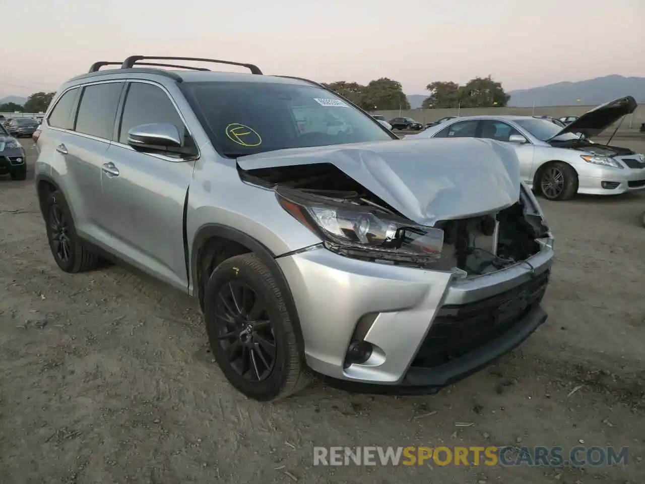 1 Photograph of a damaged car 5TDKZRFH6KS552795 TOYOTA HIGHLANDER 2019