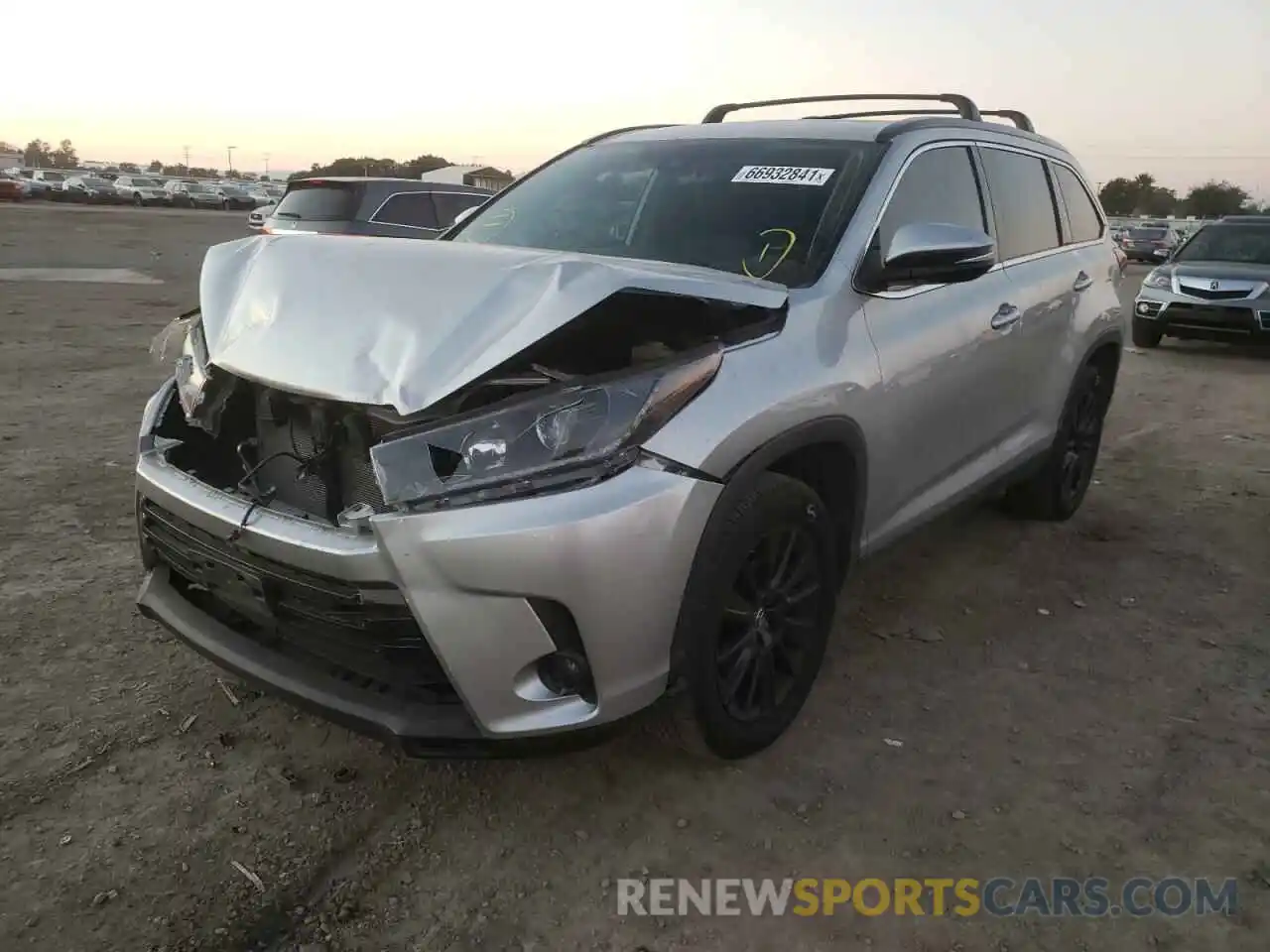 2 Photograph of a damaged car 5TDKZRFH6KS552795 TOYOTA HIGHLANDER 2019