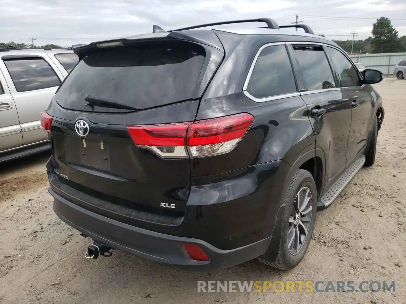 4 Photograph of a damaged car 5TDKZRFH6KS559326 TOYOTA HIGHLANDER 2019