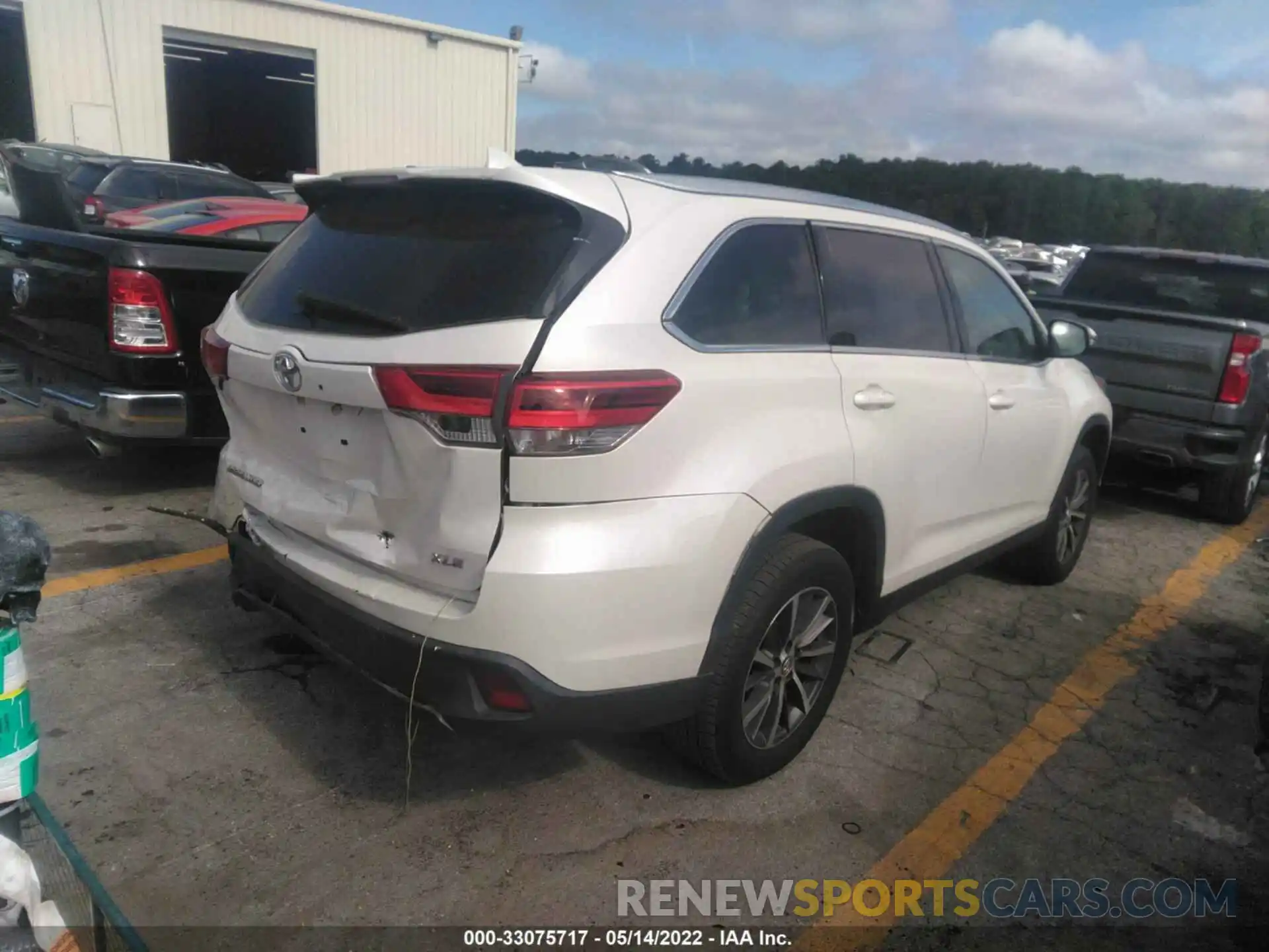 4 Photograph of a damaged car 5TDKZRFH6KS560198 TOYOTA HIGHLANDER 2019