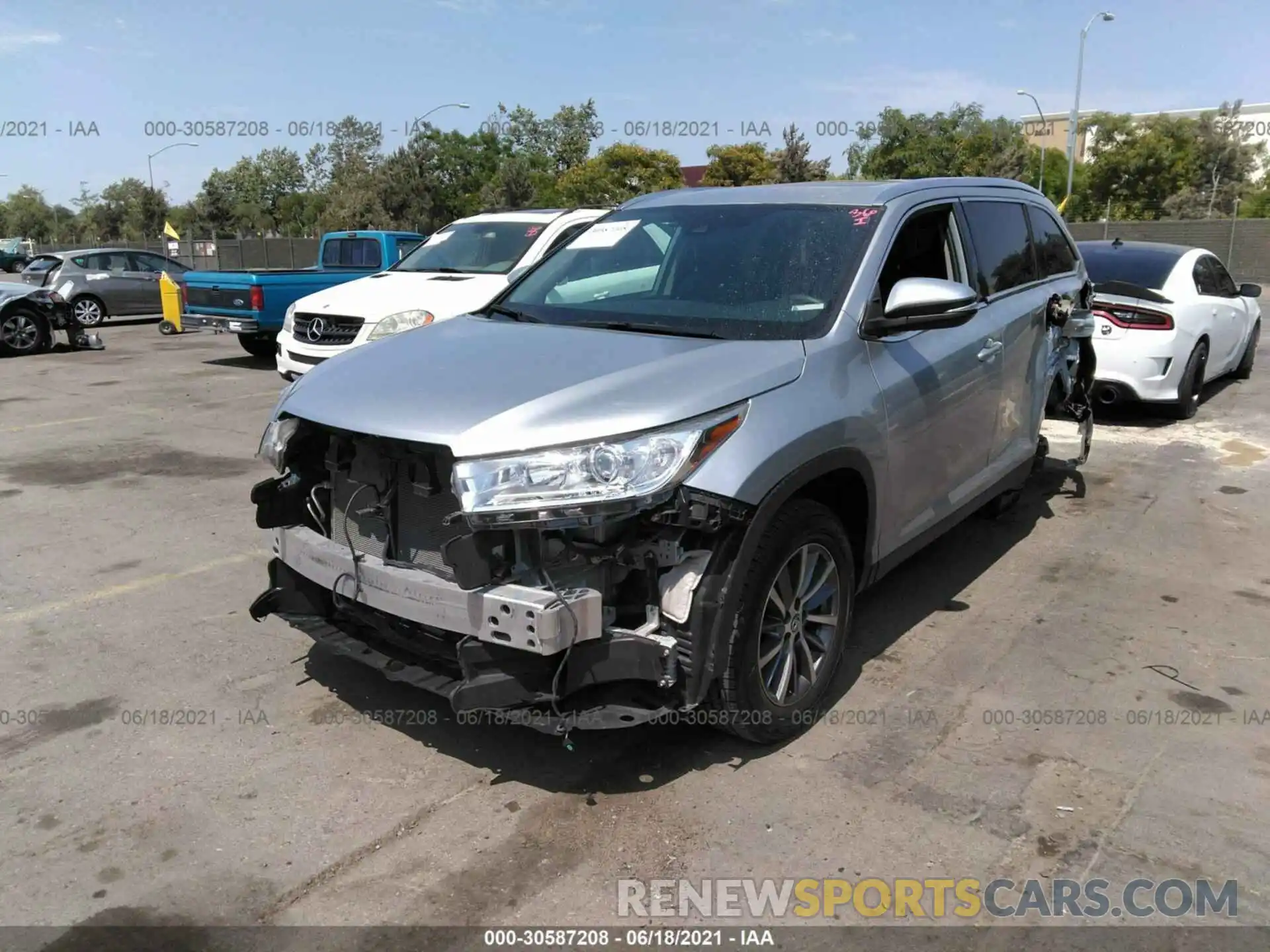 2 Photograph of a damaged car 5TDKZRFH6KS560301 TOYOTA HIGHLANDER 2019