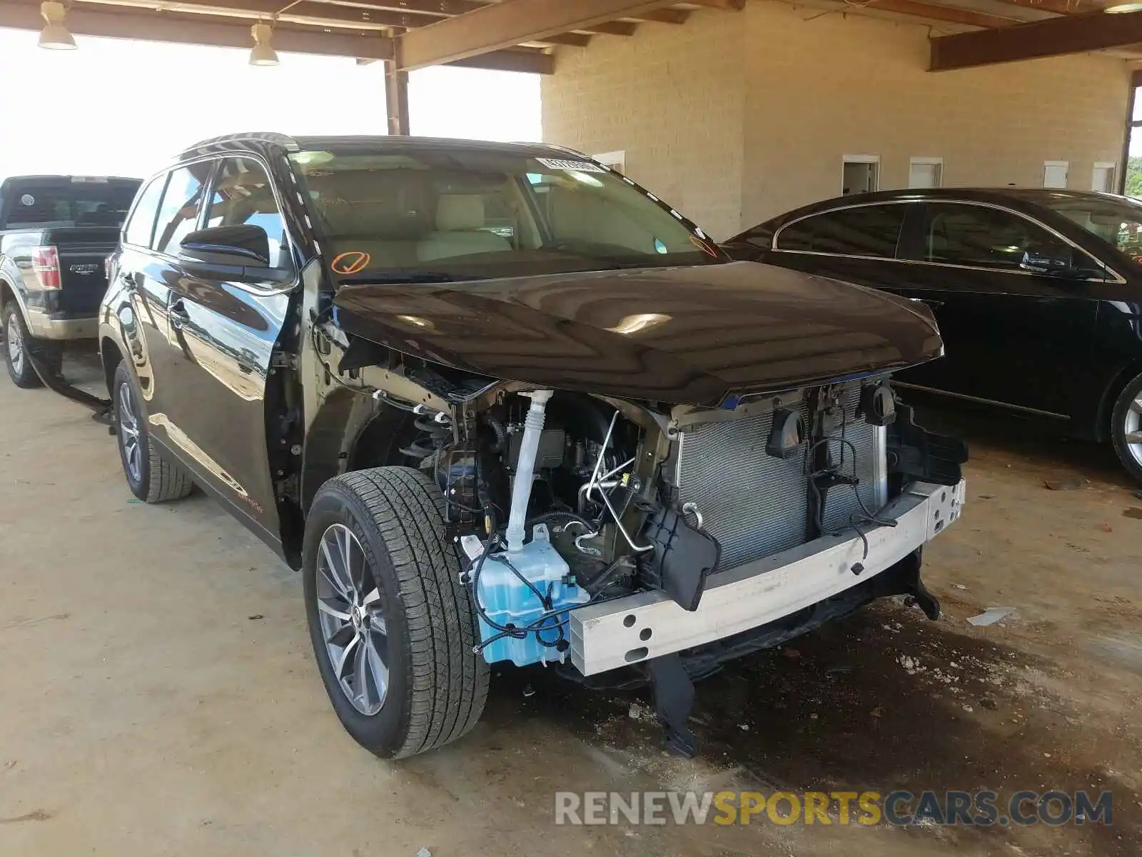 1 Photograph of a damaged car 5TDKZRFH6KS562727 TOYOTA HIGHLANDER 2019