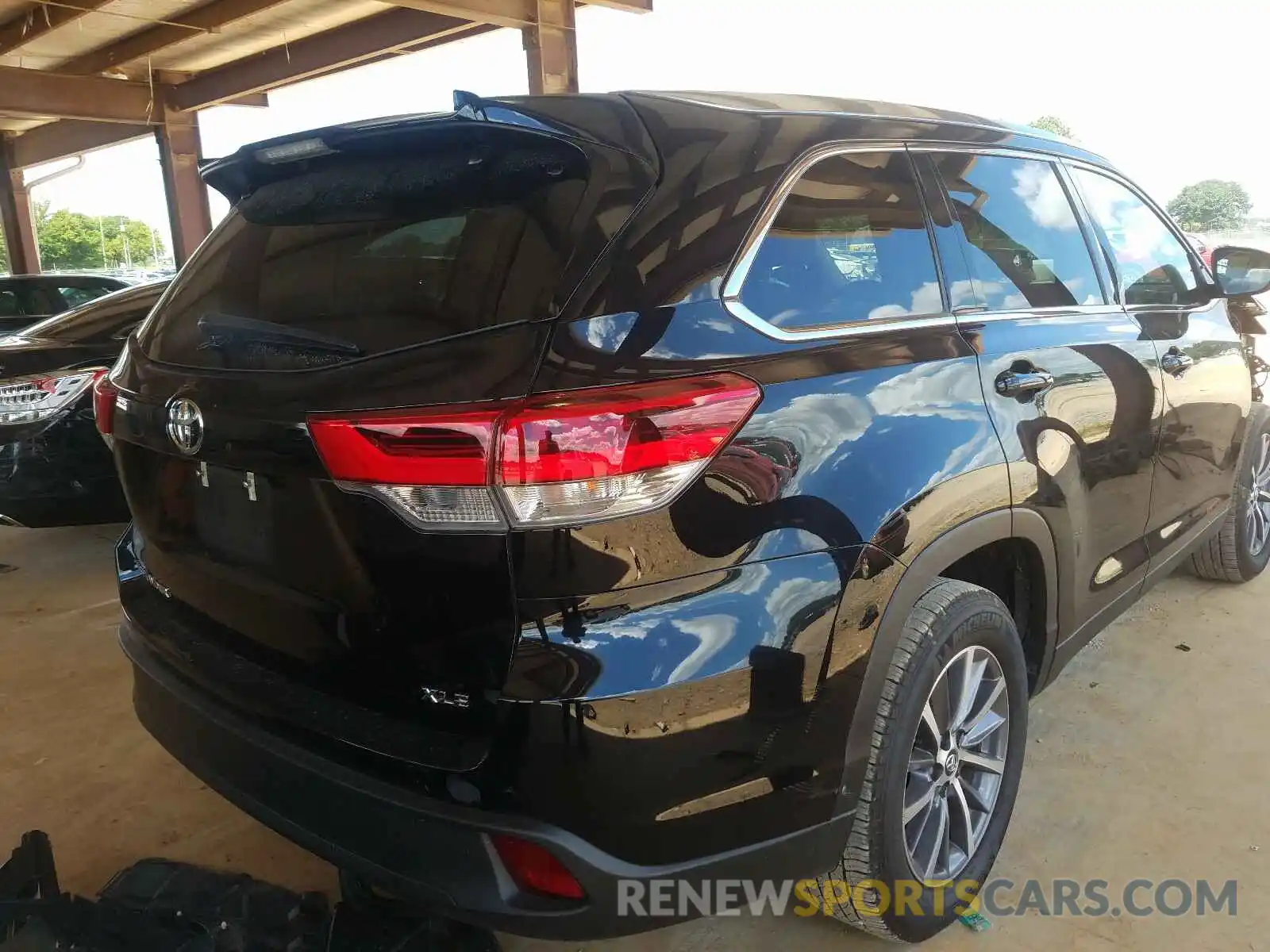 4 Photograph of a damaged car 5TDKZRFH6KS562727 TOYOTA HIGHLANDER 2019