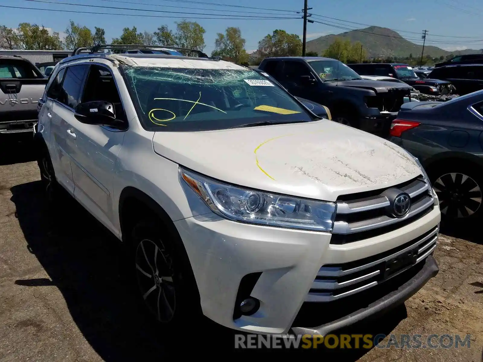 1 Photograph of a damaged car 5TDKZRFH6KS566714 TOYOTA HIGHLANDER 2019