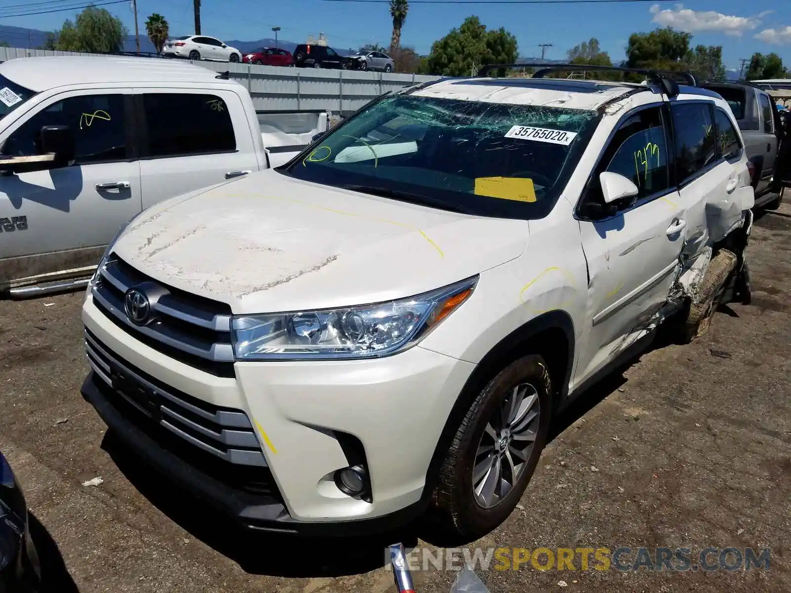 2 Photograph of a damaged car 5TDKZRFH6KS566714 TOYOTA HIGHLANDER 2019