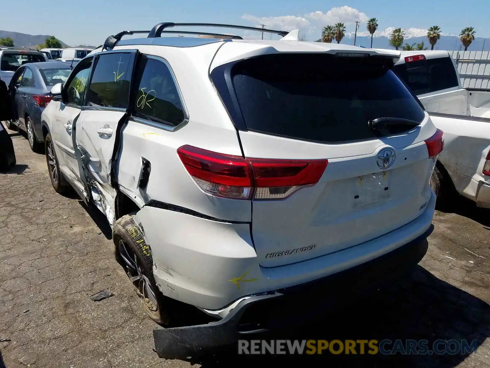 3 Photograph of a damaged car 5TDKZRFH6KS566714 TOYOTA HIGHLANDER 2019