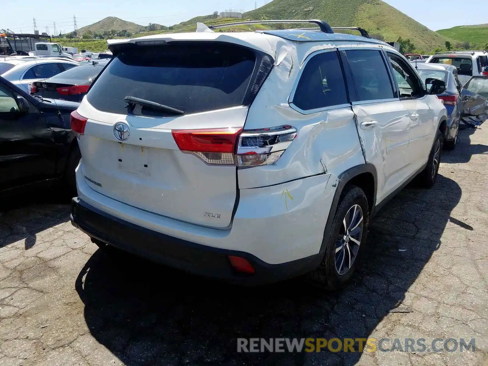 4 Photograph of a damaged car 5TDKZRFH6KS566714 TOYOTA HIGHLANDER 2019