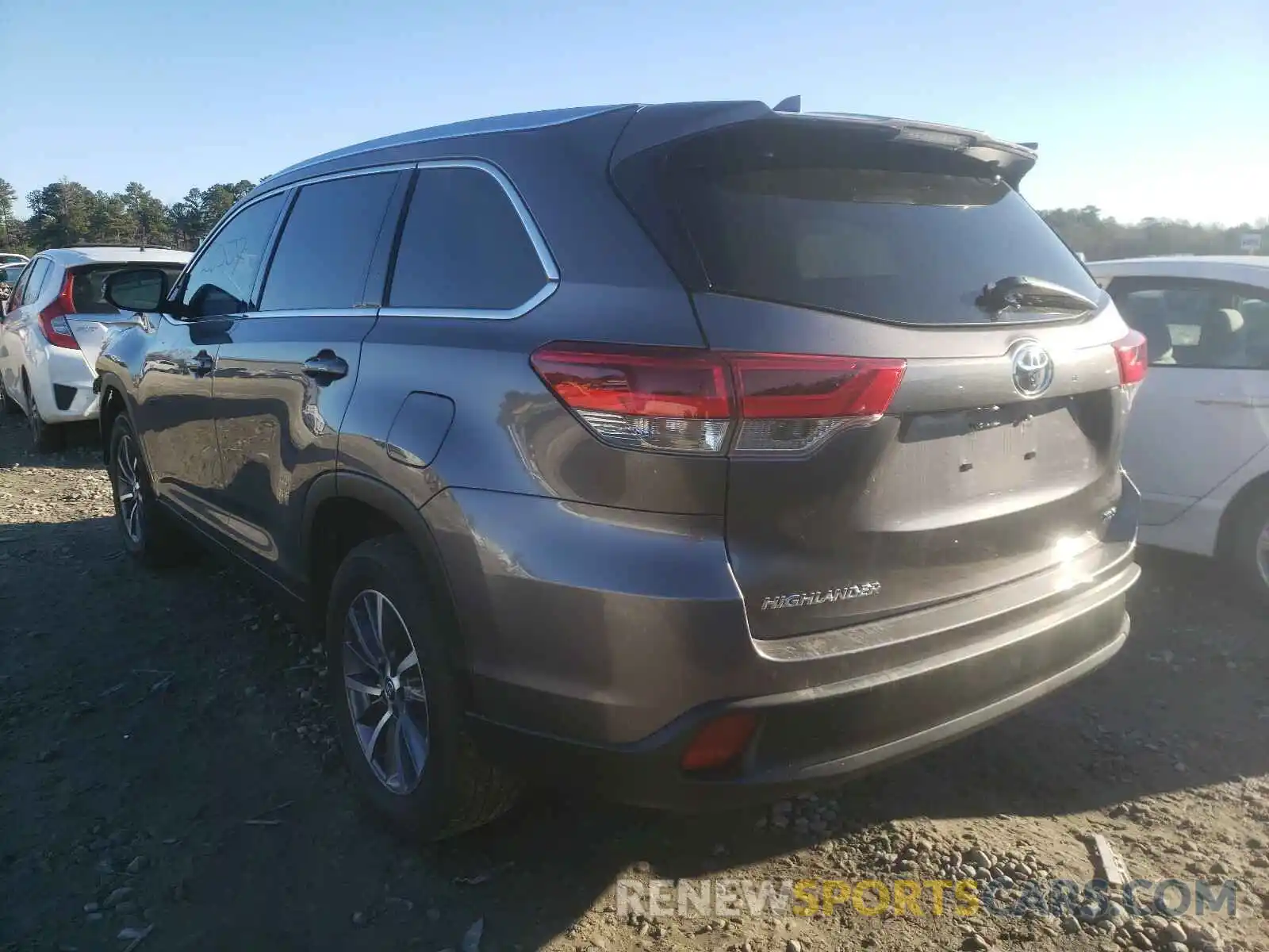 3 Photograph of a damaged car 5TDKZRFH6KS567880 TOYOTA HIGHLANDER 2019