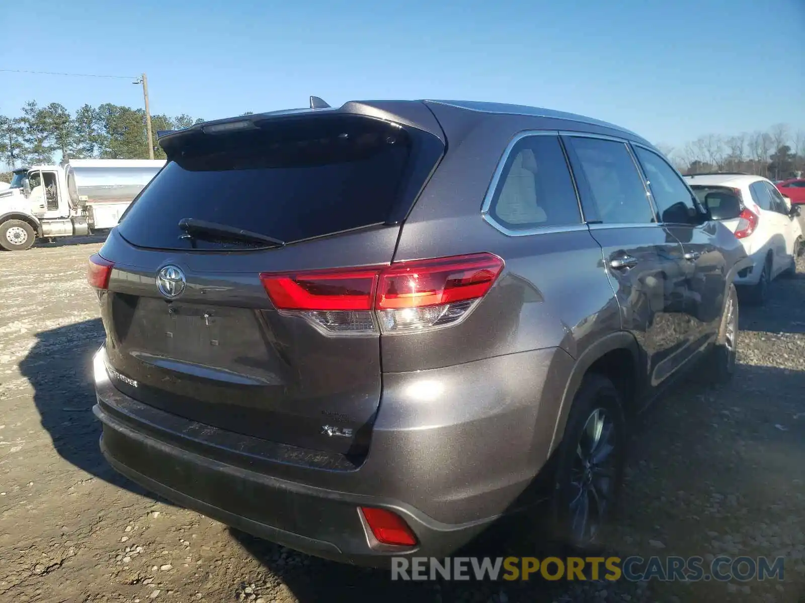 4 Photograph of a damaged car 5TDKZRFH6KS567880 TOYOTA HIGHLANDER 2019