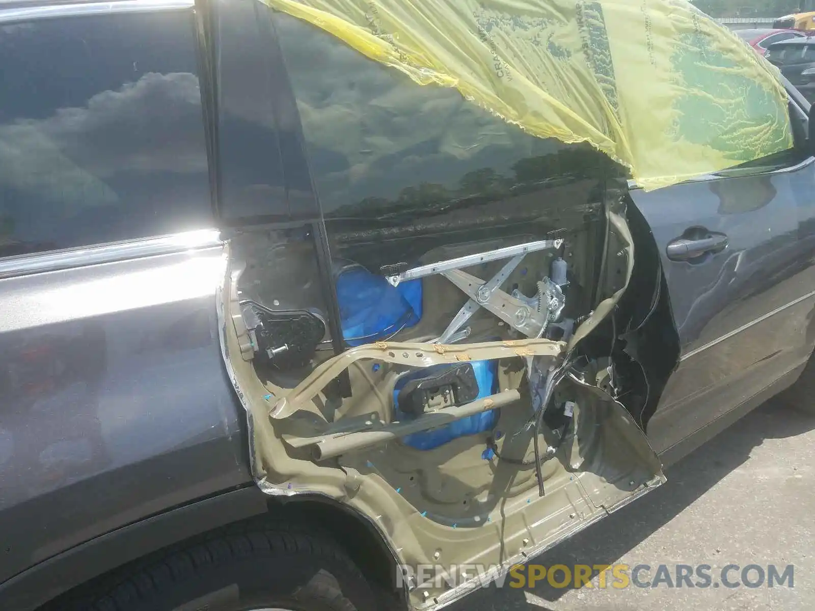 9 Photograph of a damaged car 5TDKZRFH6KS568656 TOYOTA HIGHLANDER 2019