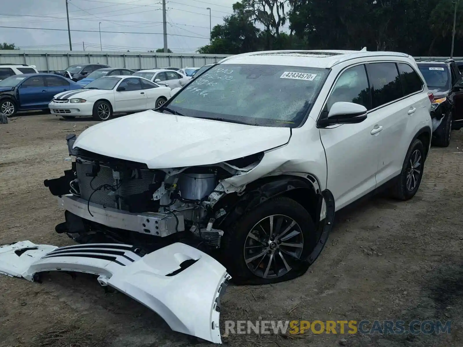 2 Photograph of a damaged car 5TDKZRFH6KS569595 TOYOTA HIGHLANDER 2019