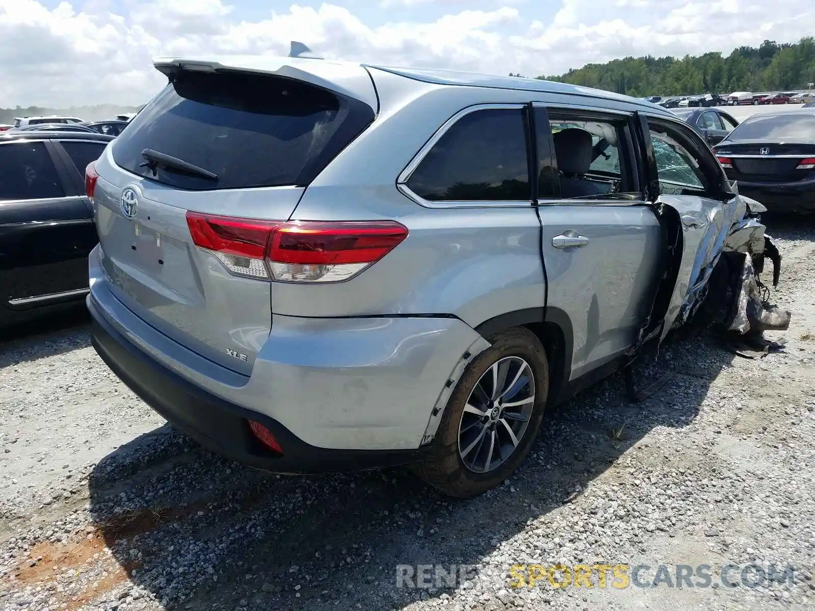 4 Photograph of a damaged car 5TDKZRFH6KS571203 TOYOTA HIGHLANDER 2019