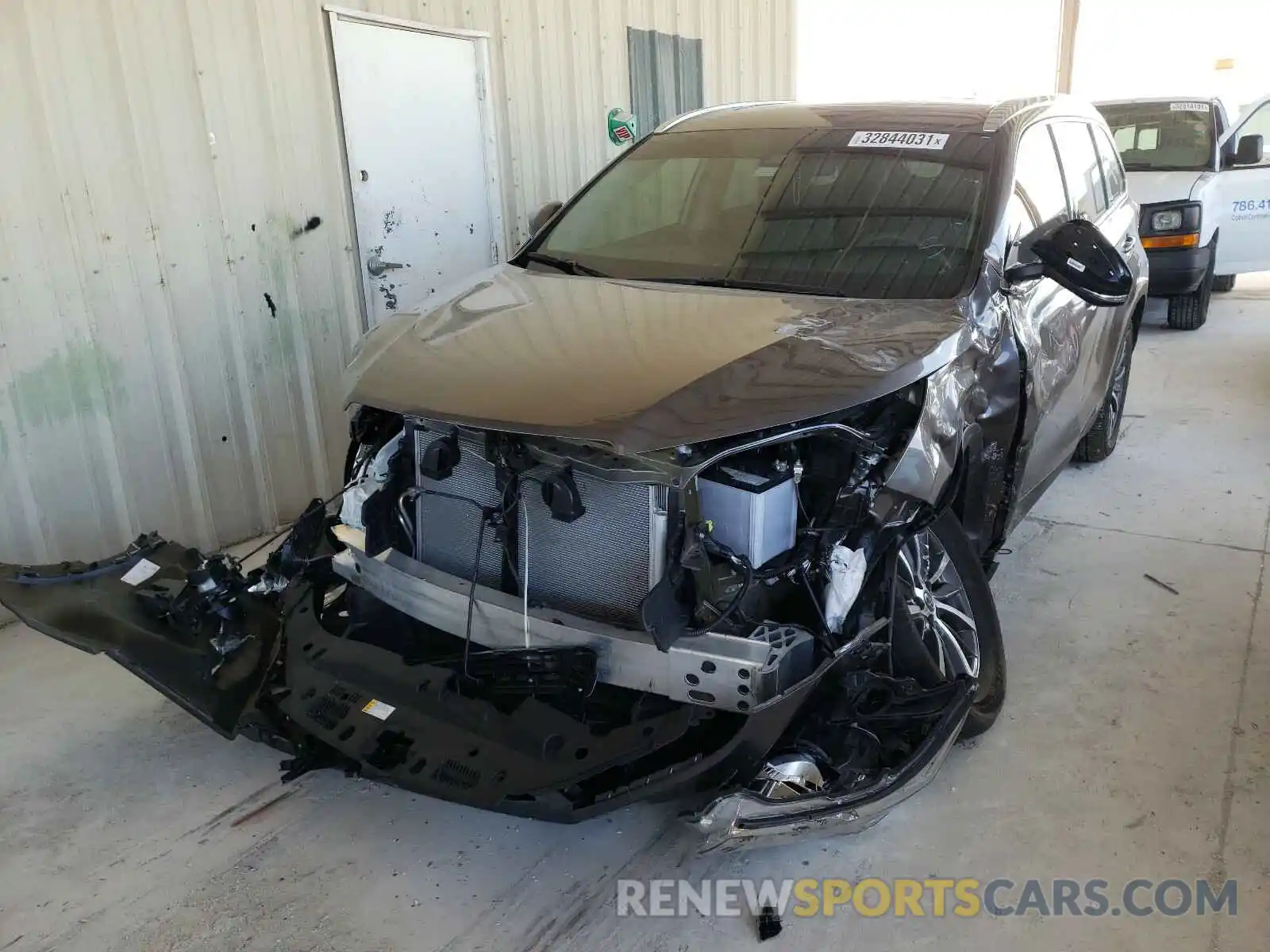 2 Photograph of a damaged car 5TDKZRFH6KS571752 TOYOTA HIGHLANDER 2019