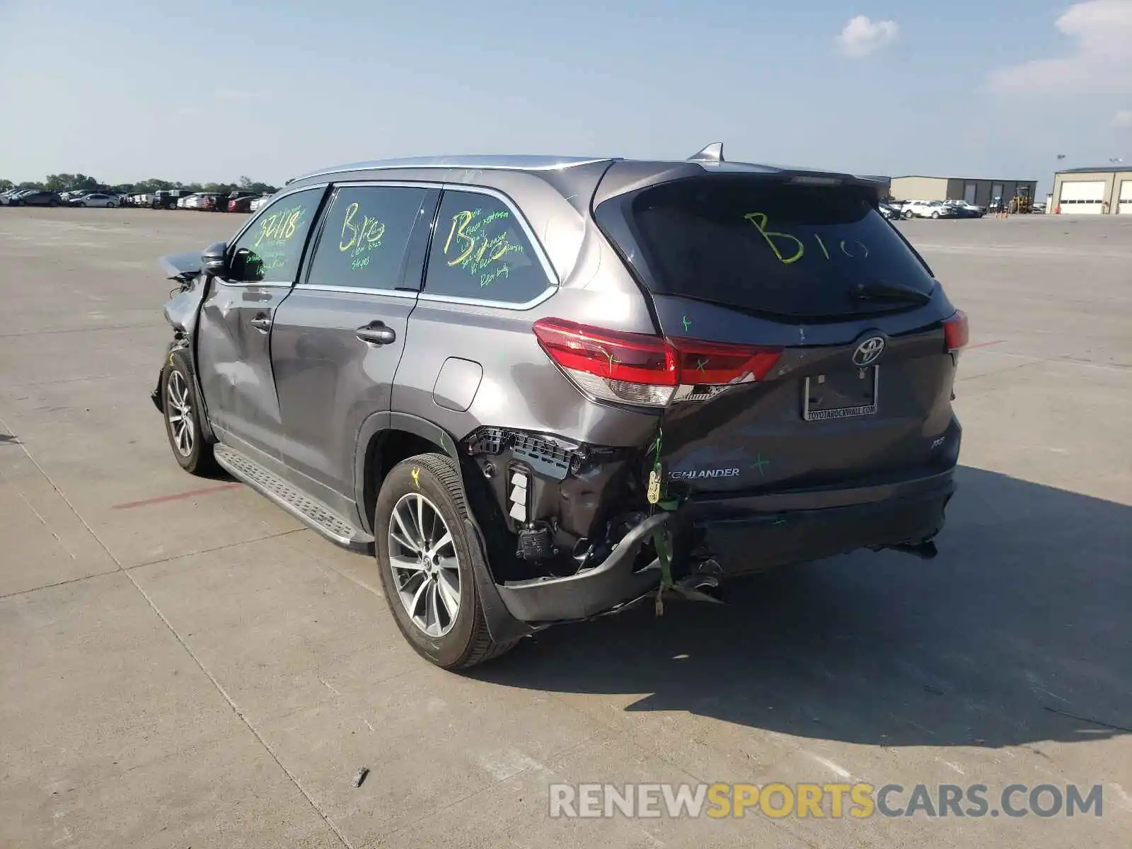 3 Photograph of a damaged car 5TDKZRFH6KS572349 TOYOTA HIGHLANDER 2019