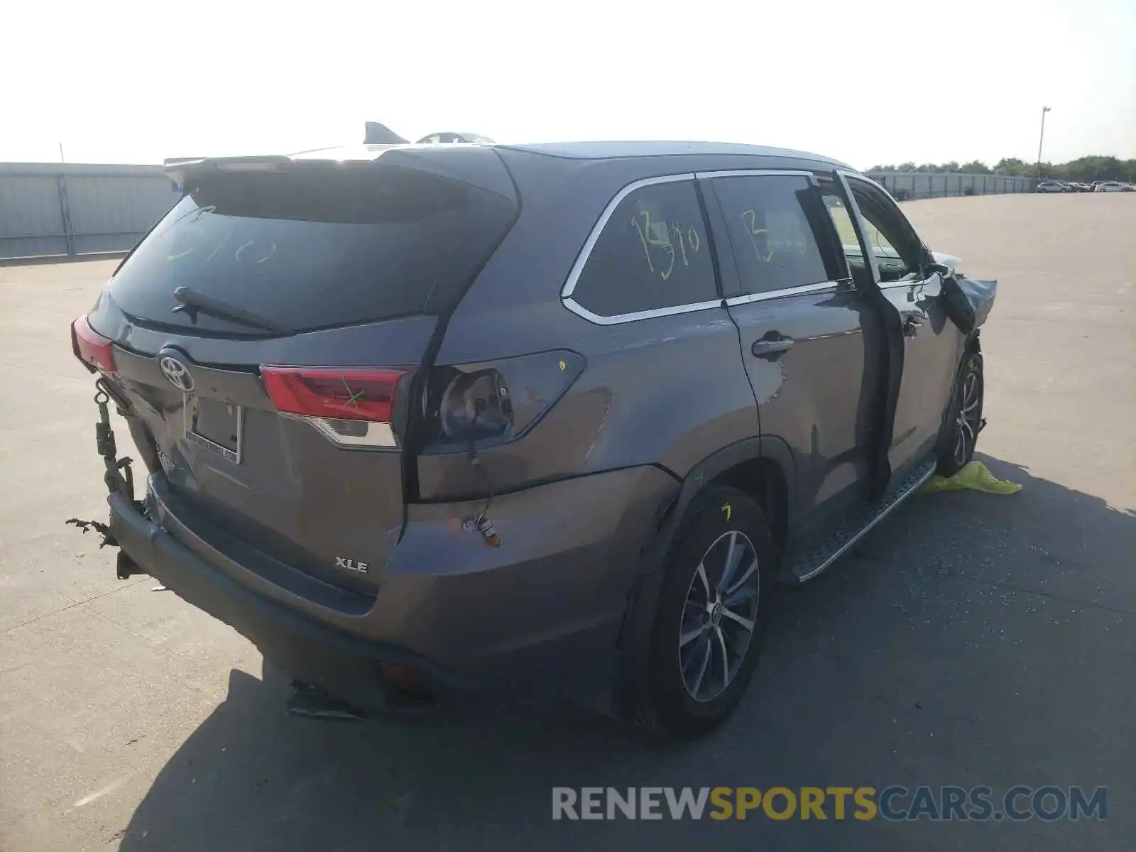 4 Photograph of a damaged car 5TDKZRFH6KS572349 TOYOTA HIGHLANDER 2019