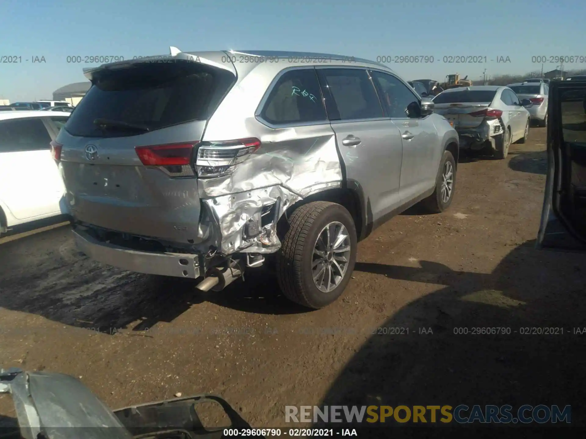 4 Photograph of a damaged car 5TDKZRFH6KS572609 TOYOTA HIGHLANDER 2019