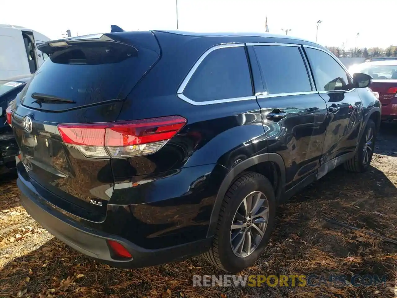 4 Photograph of a damaged car 5TDKZRFH6KS574943 TOYOTA HIGHLANDER 2019