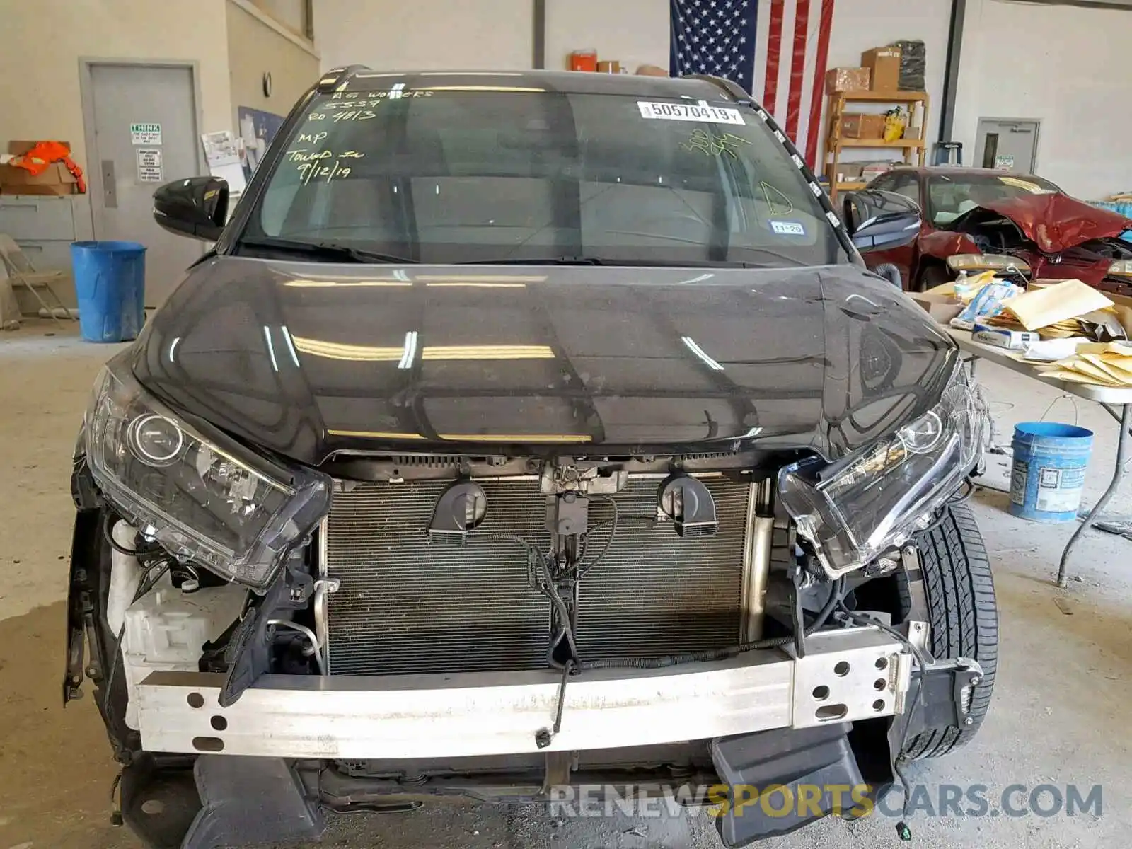 9 Photograph of a damaged car 5TDKZRFH7KS300599 TOYOTA HIGHLANDER 2019