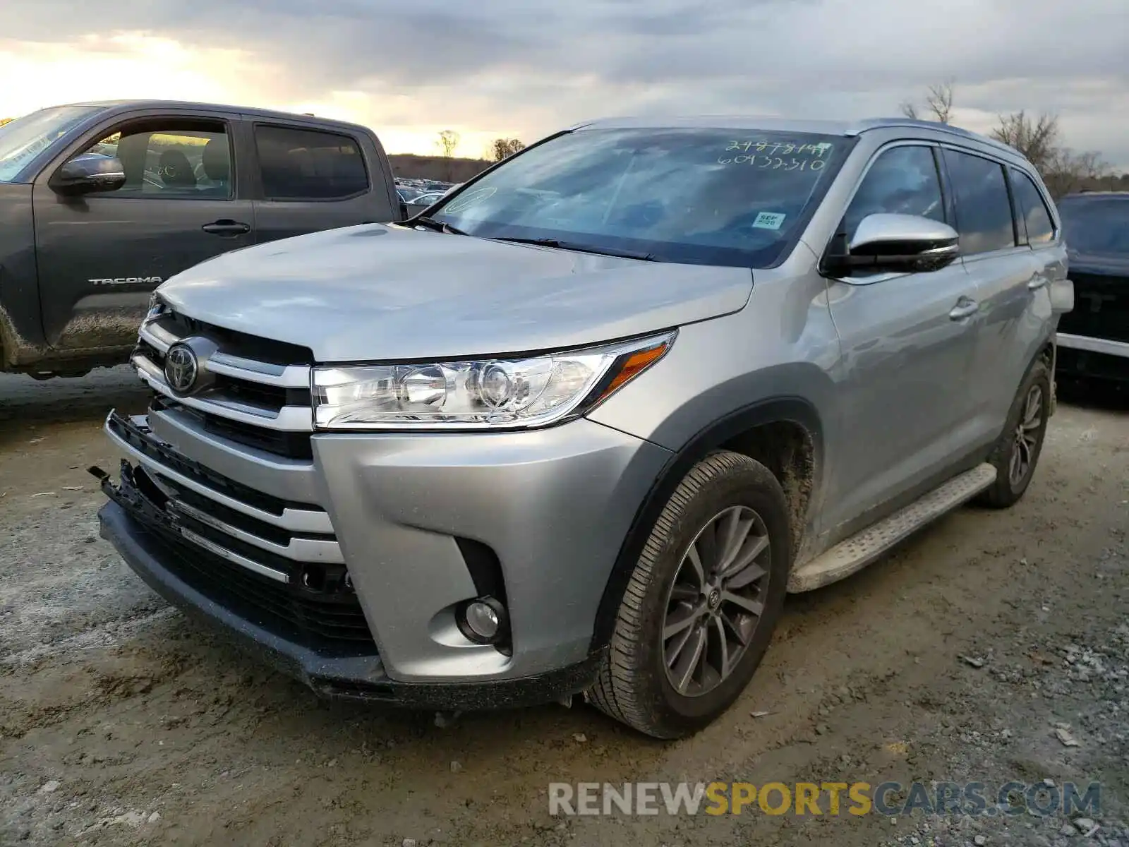 2 Photograph of a damaged car 5TDKZRFH7KS302658 TOYOTA HIGHLANDER 2019