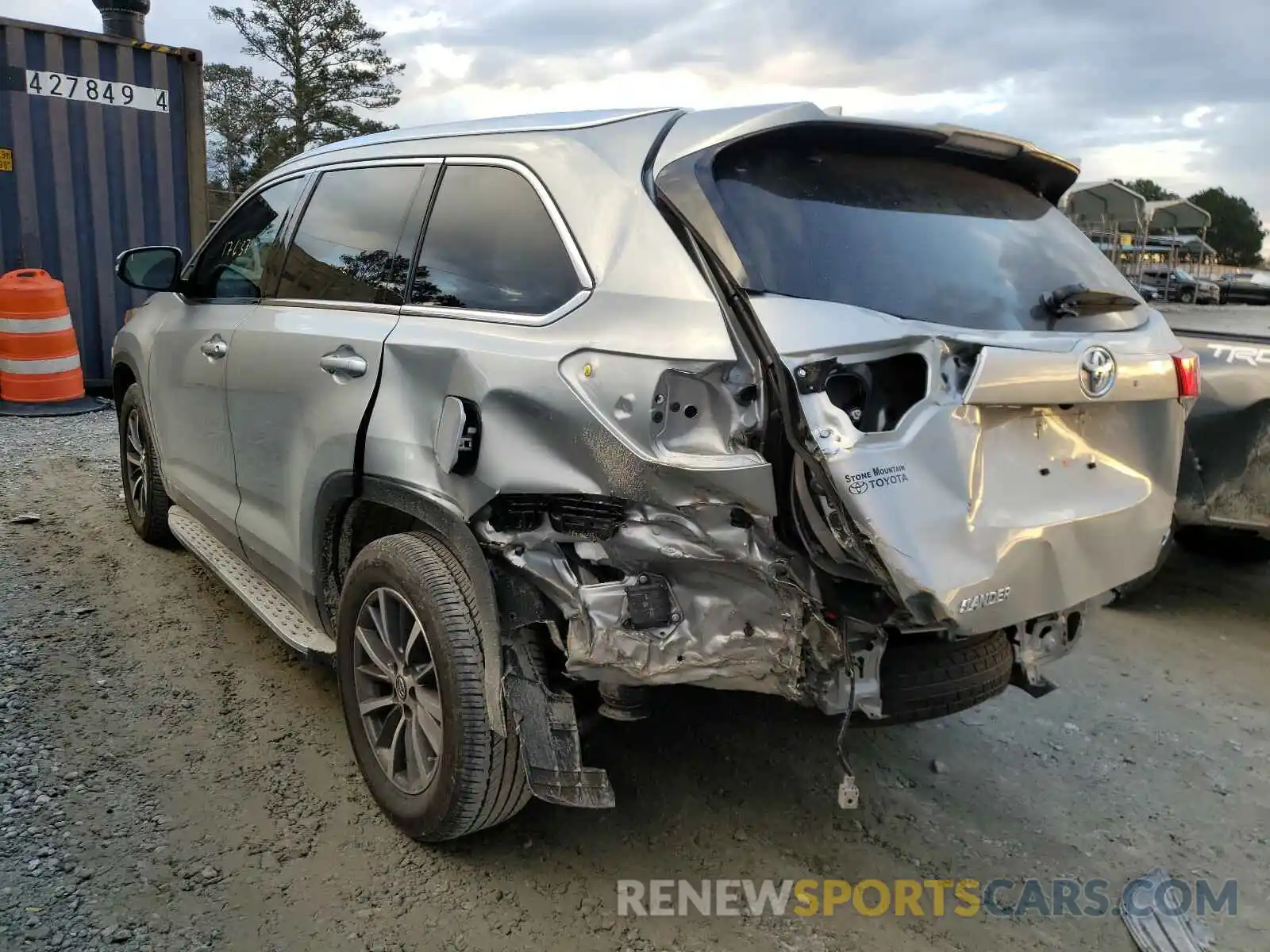 3 Photograph of a damaged car 5TDKZRFH7KS302658 TOYOTA HIGHLANDER 2019