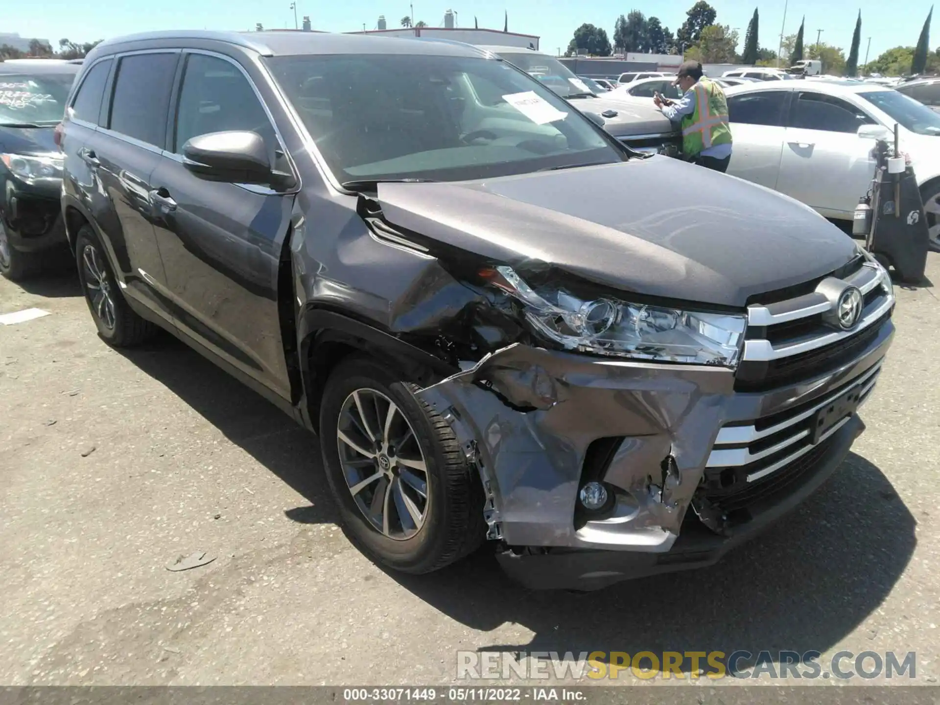 1 Photograph of a damaged car 5TDKZRFH7KS324207 TOYOTA HIGHLANDER 2019